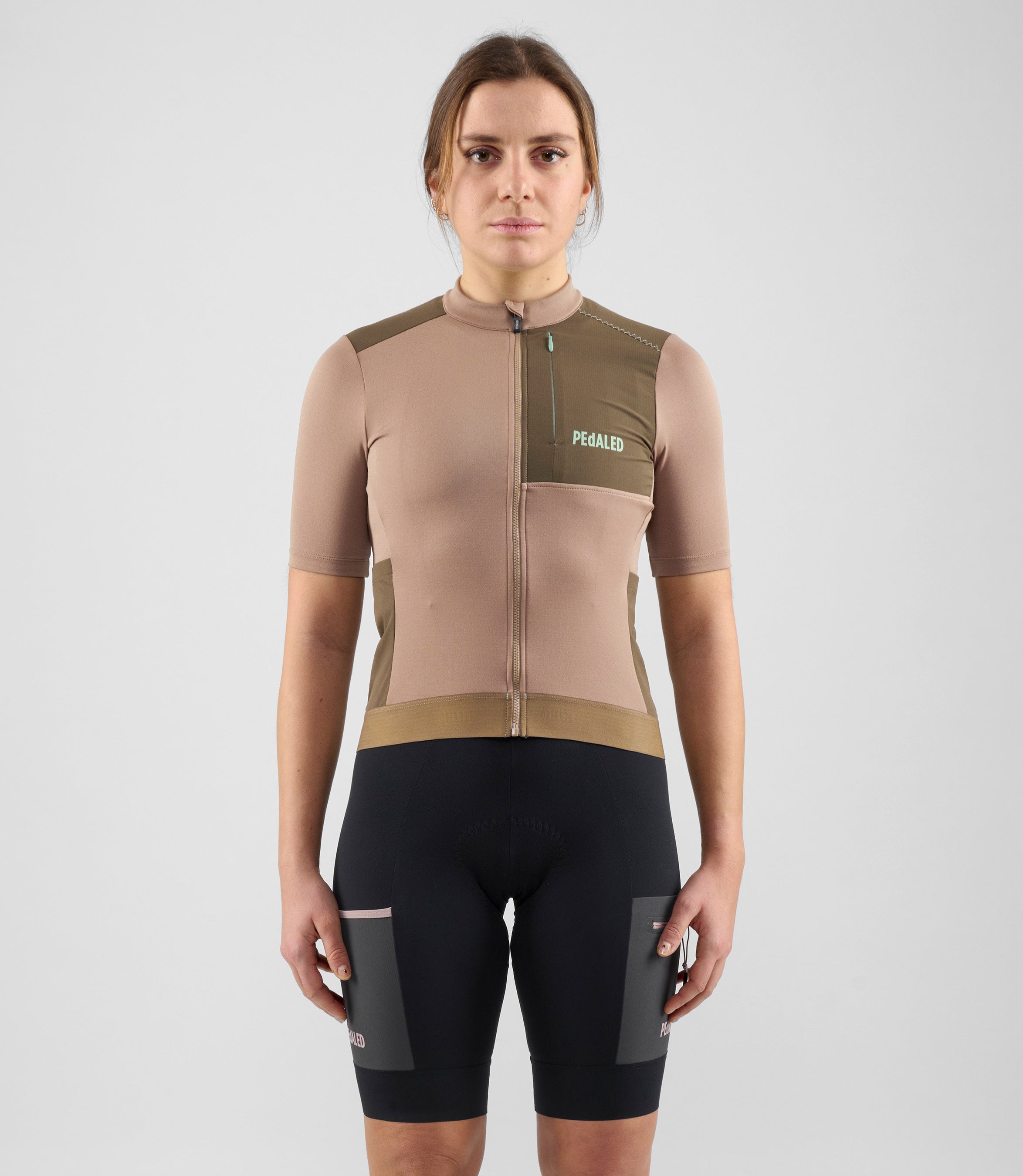 W4SMJOD14PE_3_women cycling merino jersey brown odyssey total body front pedaled