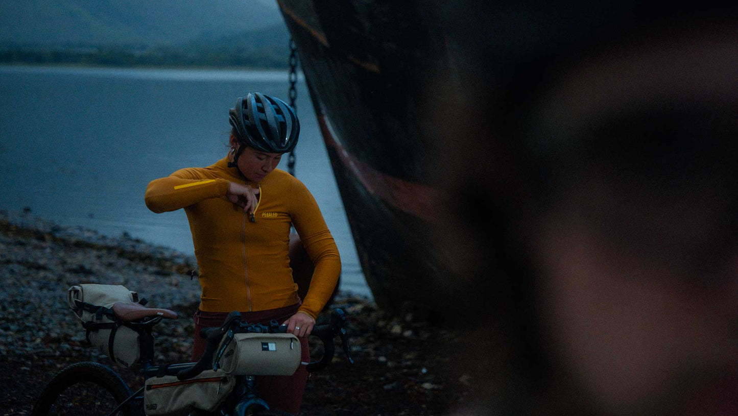 W4WJSOD0GPE_9_odyssey jersey brown woman fw23 action pedaled 1