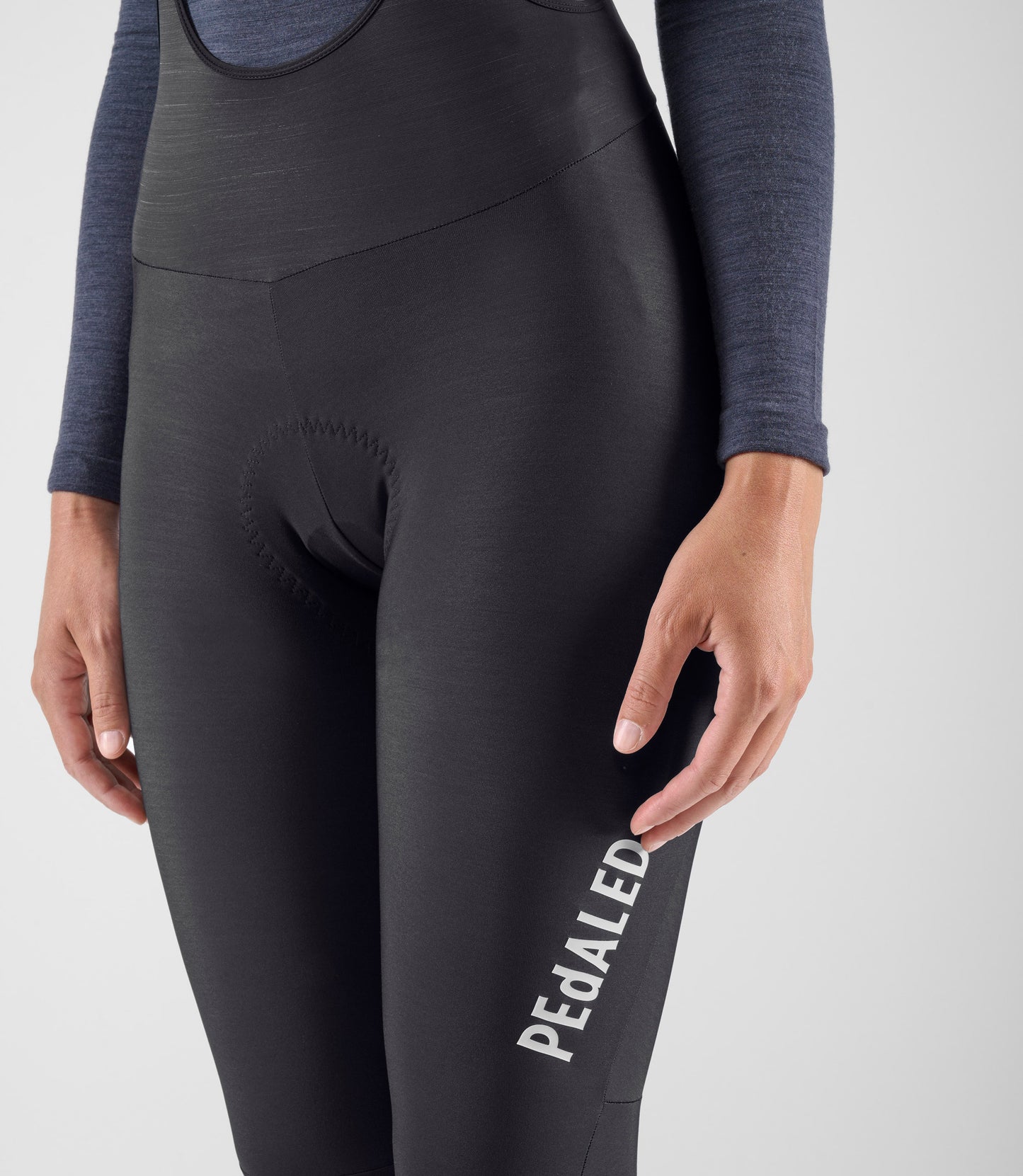 W4WWTEL00PE_6_women cycling bib tight black element logo detail pedaled