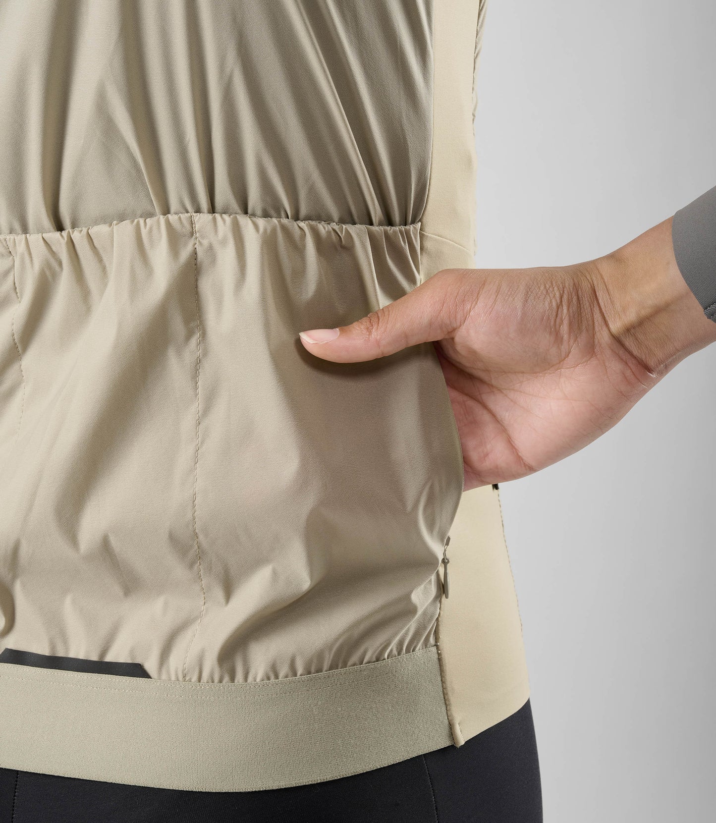 W5WAVEL16PE_10_women cycling vest alpha light grey element side pocket pedaled