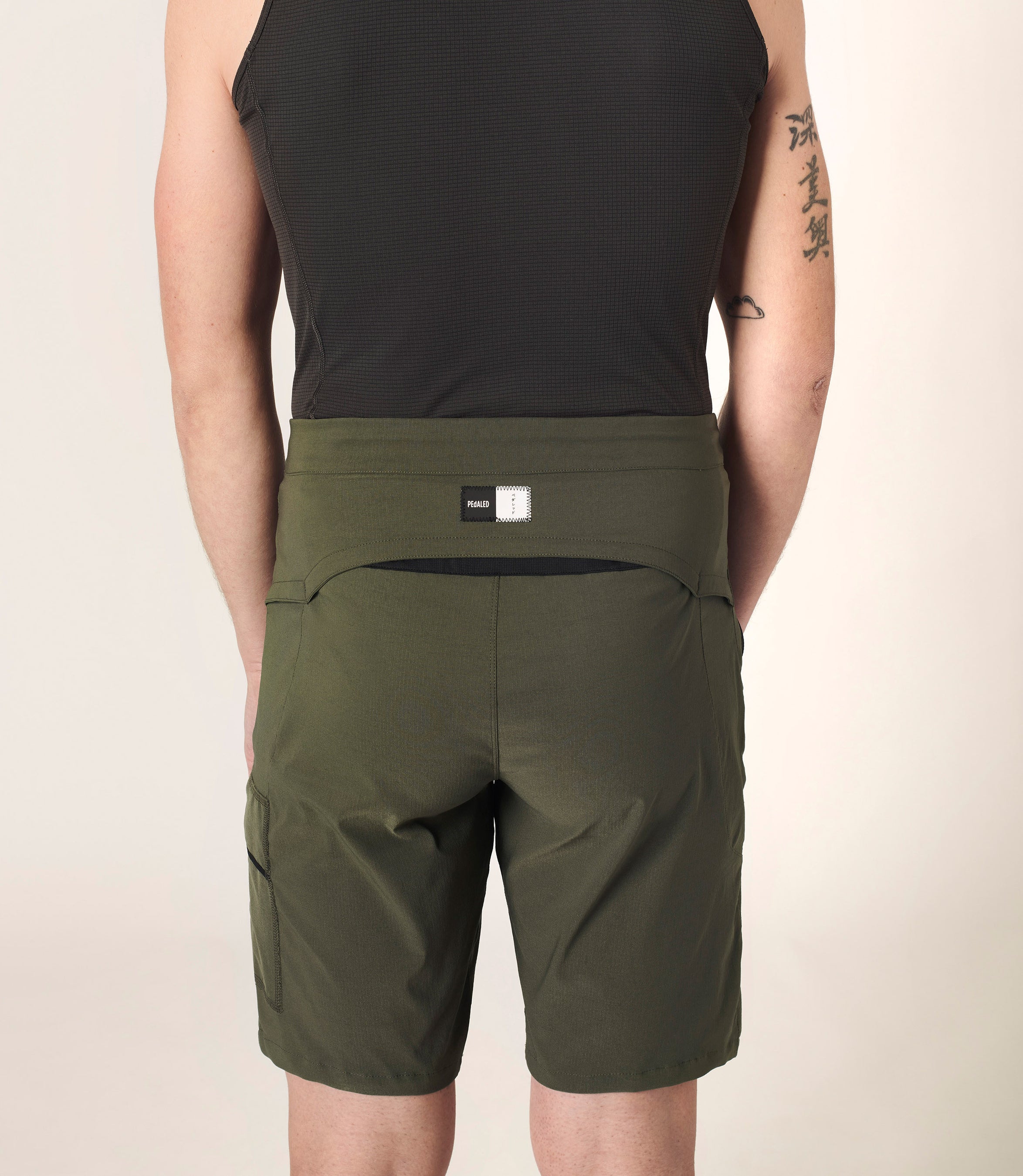 22SSHJA03PE_6_gravel cycling shorts green jary back pedaled