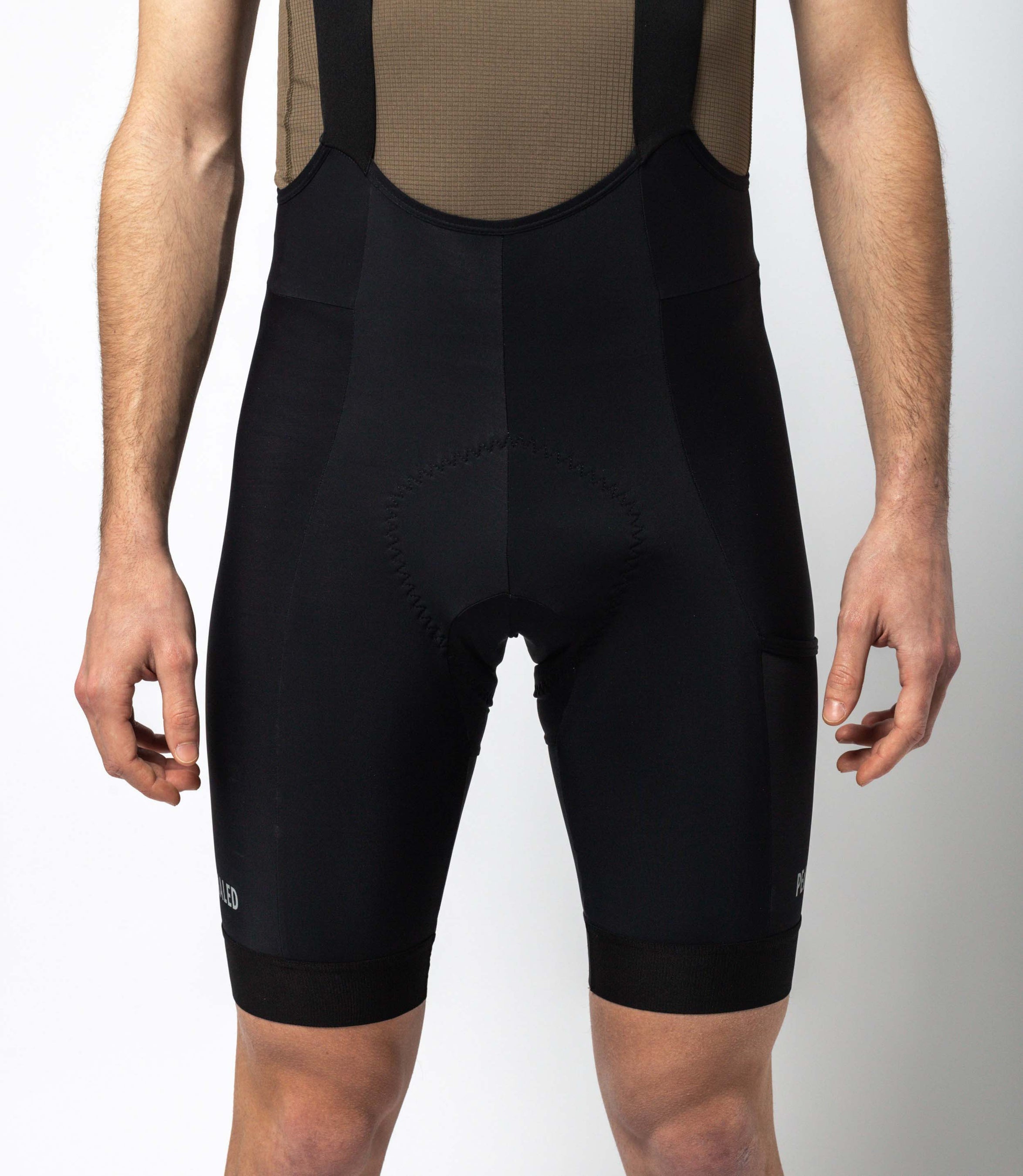 23SBBJA00PE_5_gravel bibshorts cycling black jary front pedaled 1