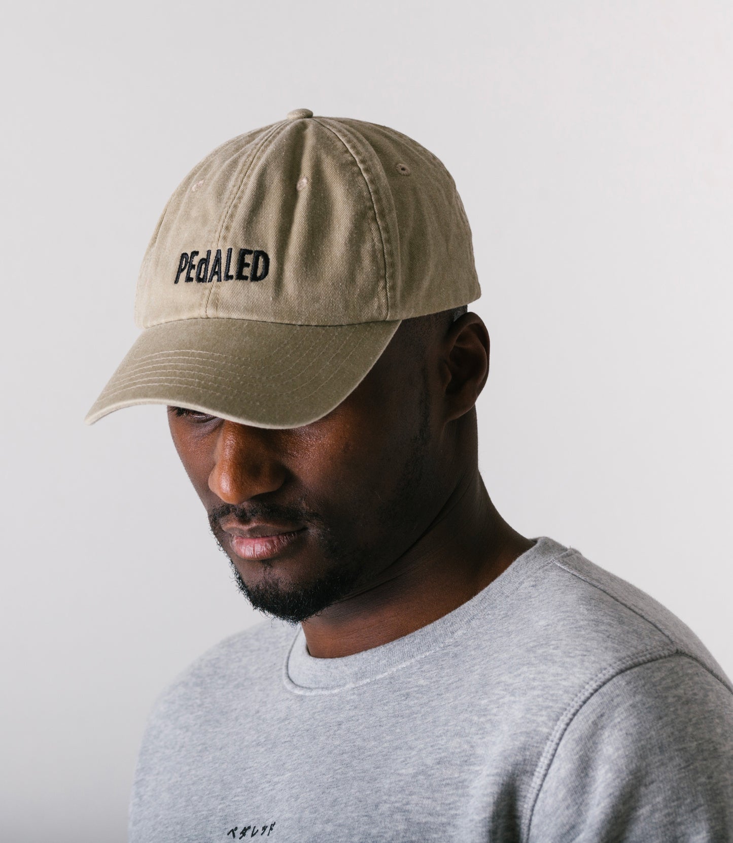 23SCALO0GPE_3_cotton cap beige logo front pedaled