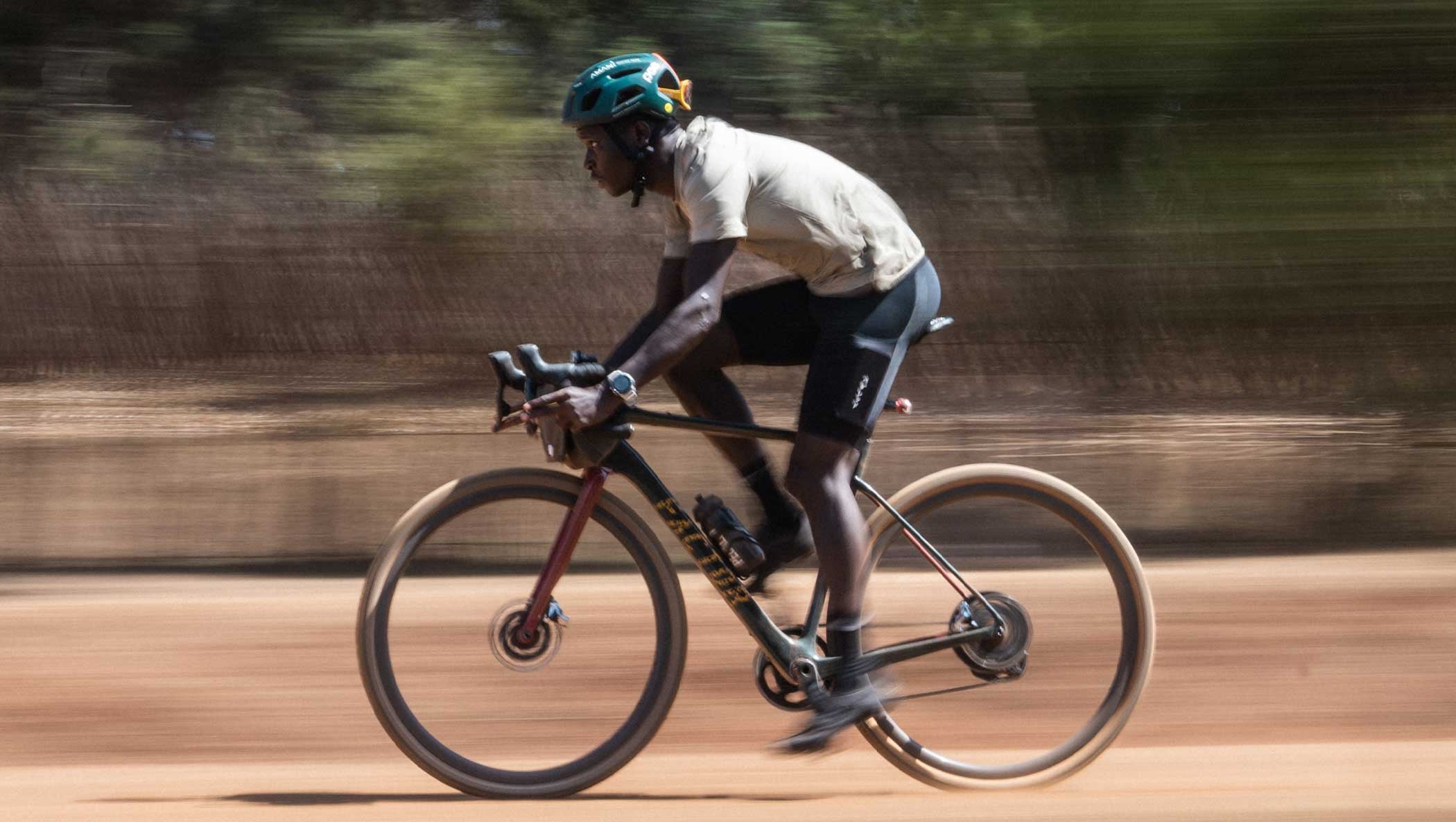 23STSJA69PE_9_cycling gravel tech tee jary mermaid in action