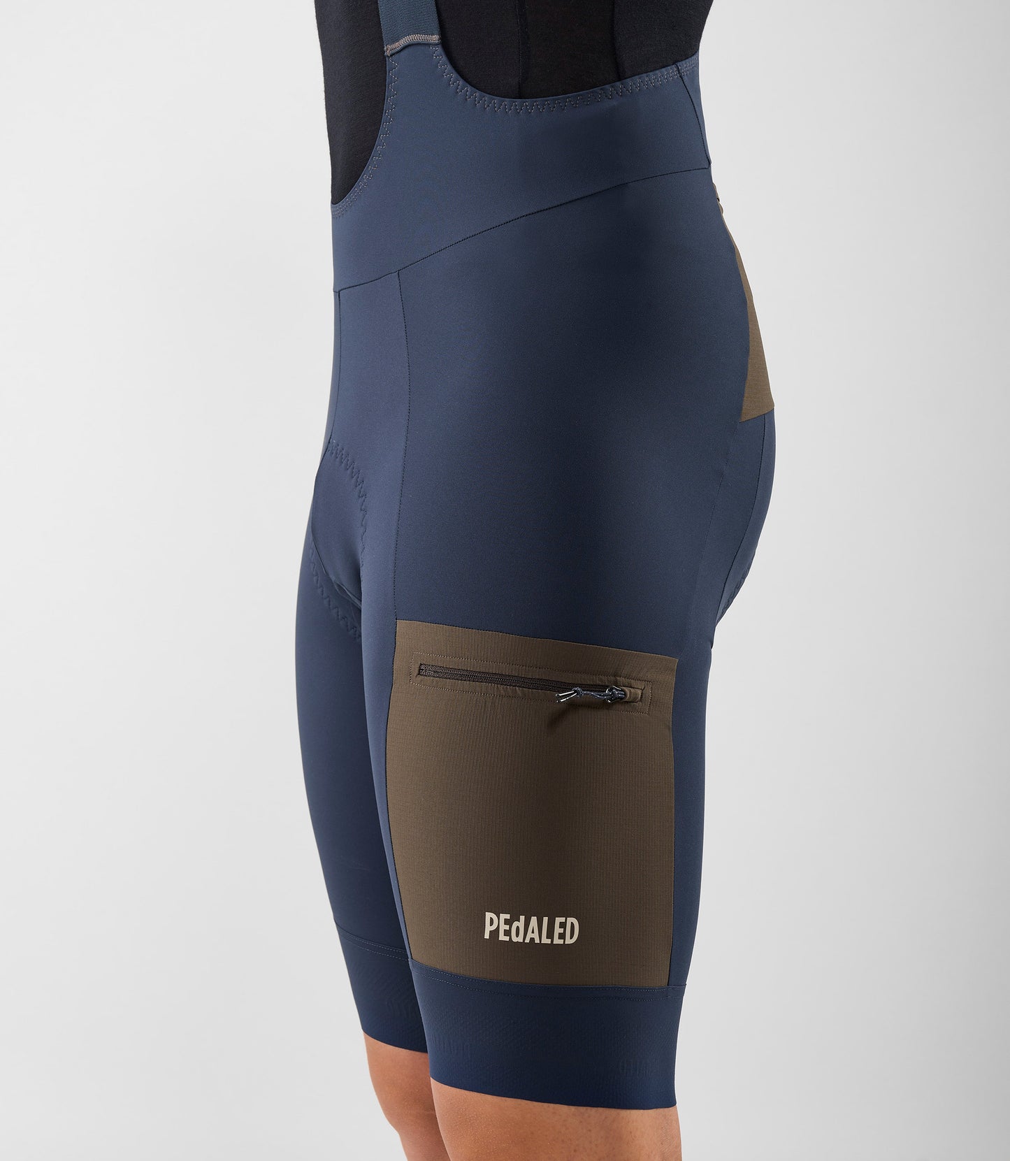 24SBBOD74PE_8_men cycling cargo bib dark navy odyssey left 4 pedaled