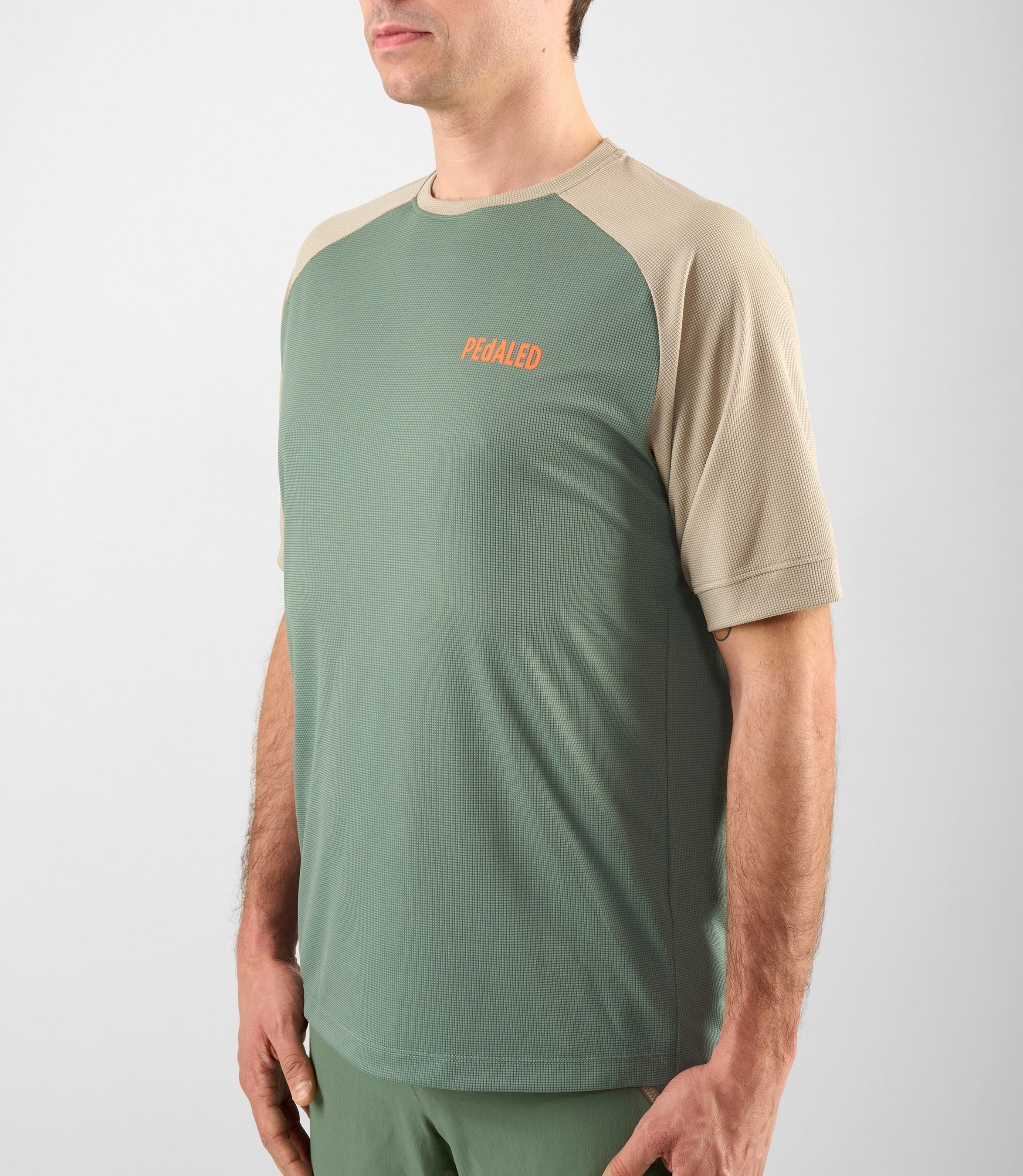 24SLSYA62PE_6_men cycling powerdry tee olive green yama 3 4 pedaled