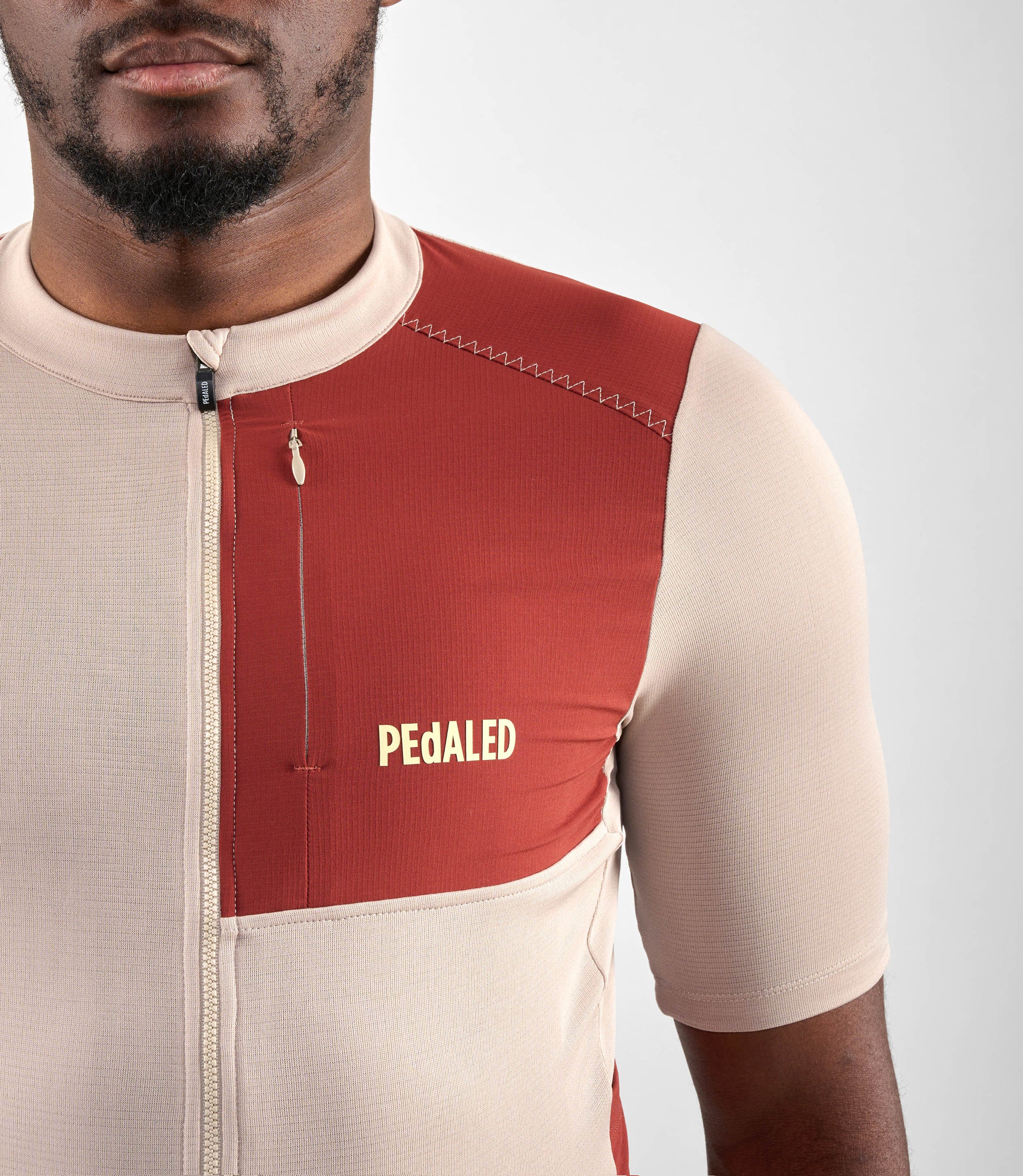 24SMJOD04PE_5_cycling cargo jersey men beige odyssey front pocket pedaled