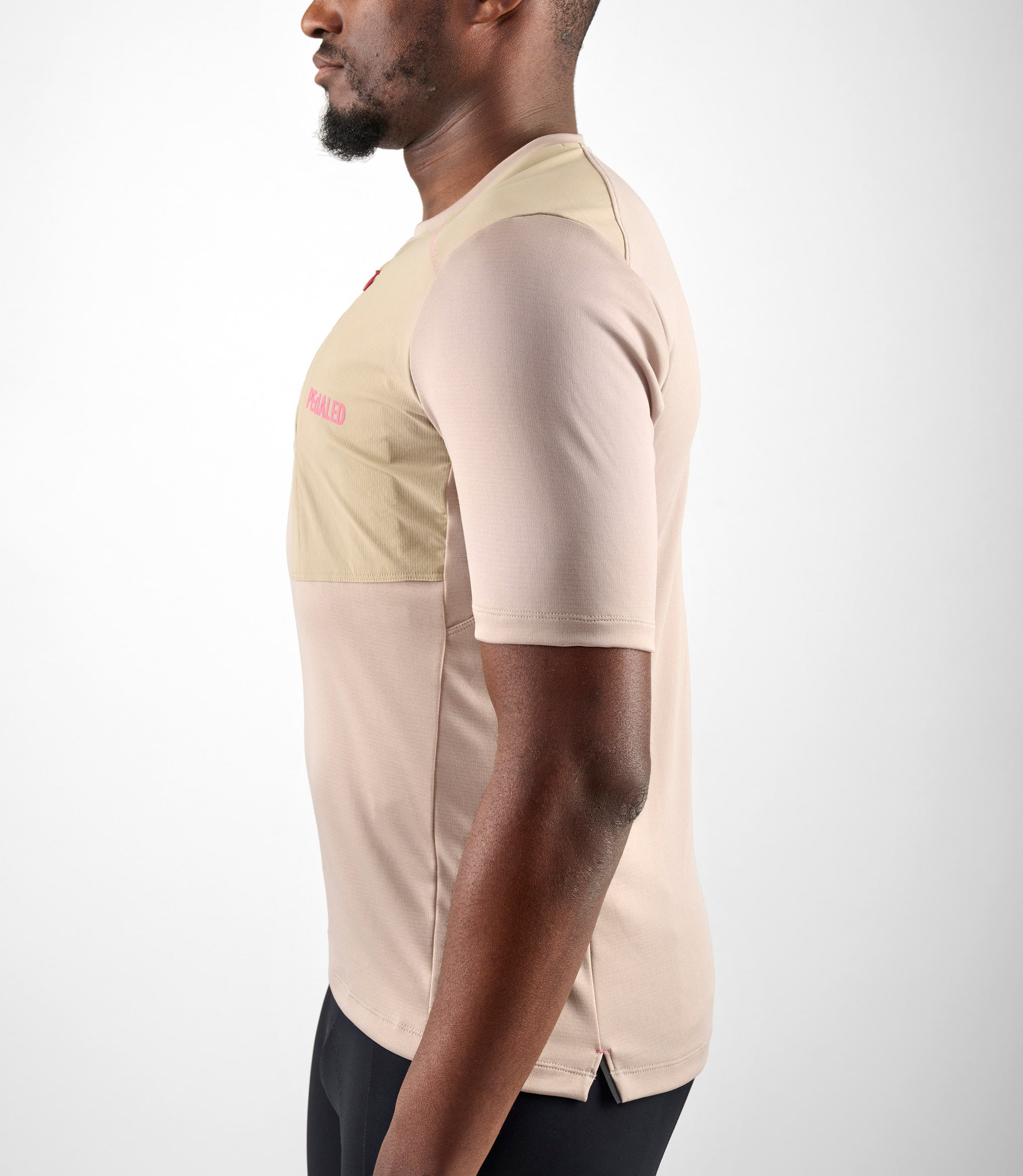 24SMTOD04PE_6_cycling cargo tee men beige odyssey side pedaled