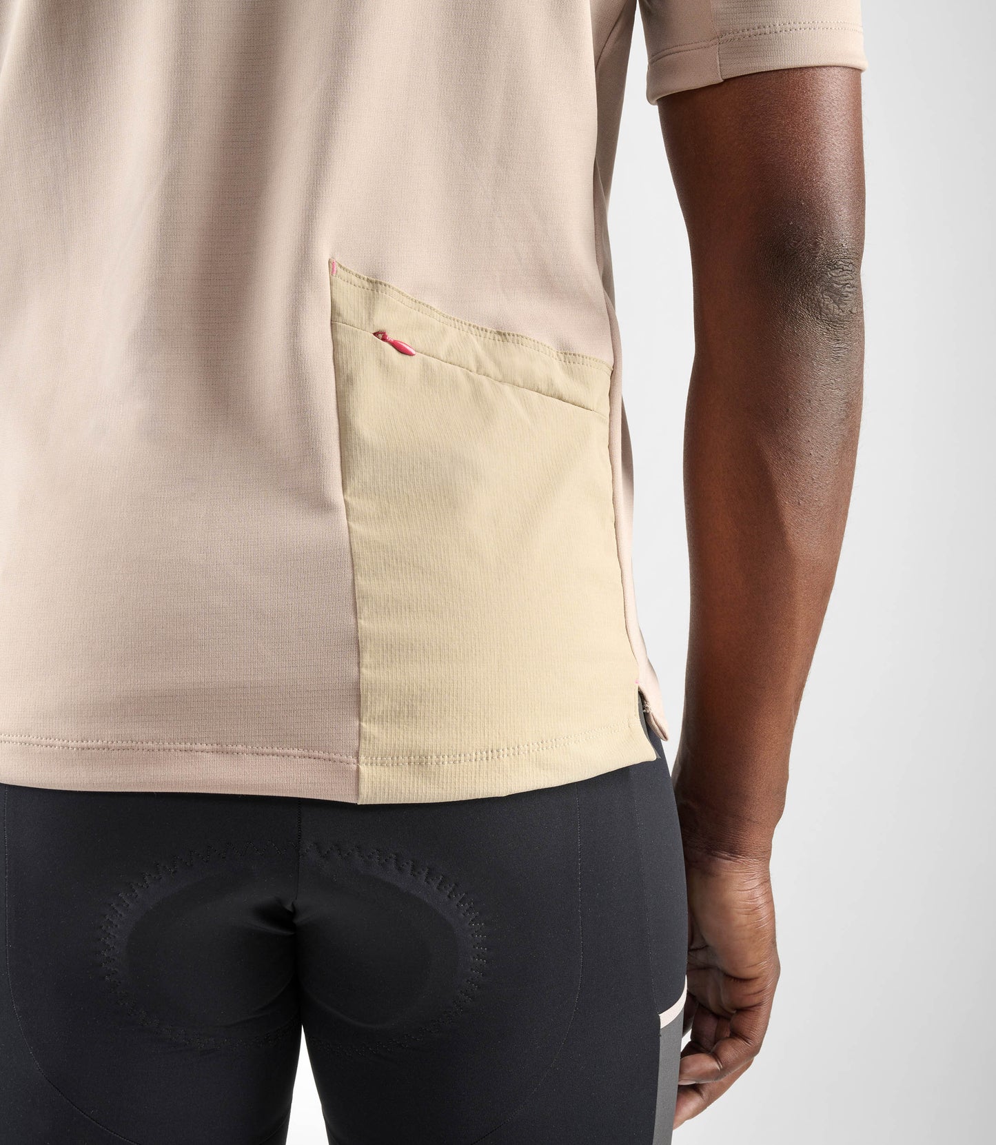 24SMTOD04PE_7_cycling cargo tee men beige odyssey back pocket pedaled