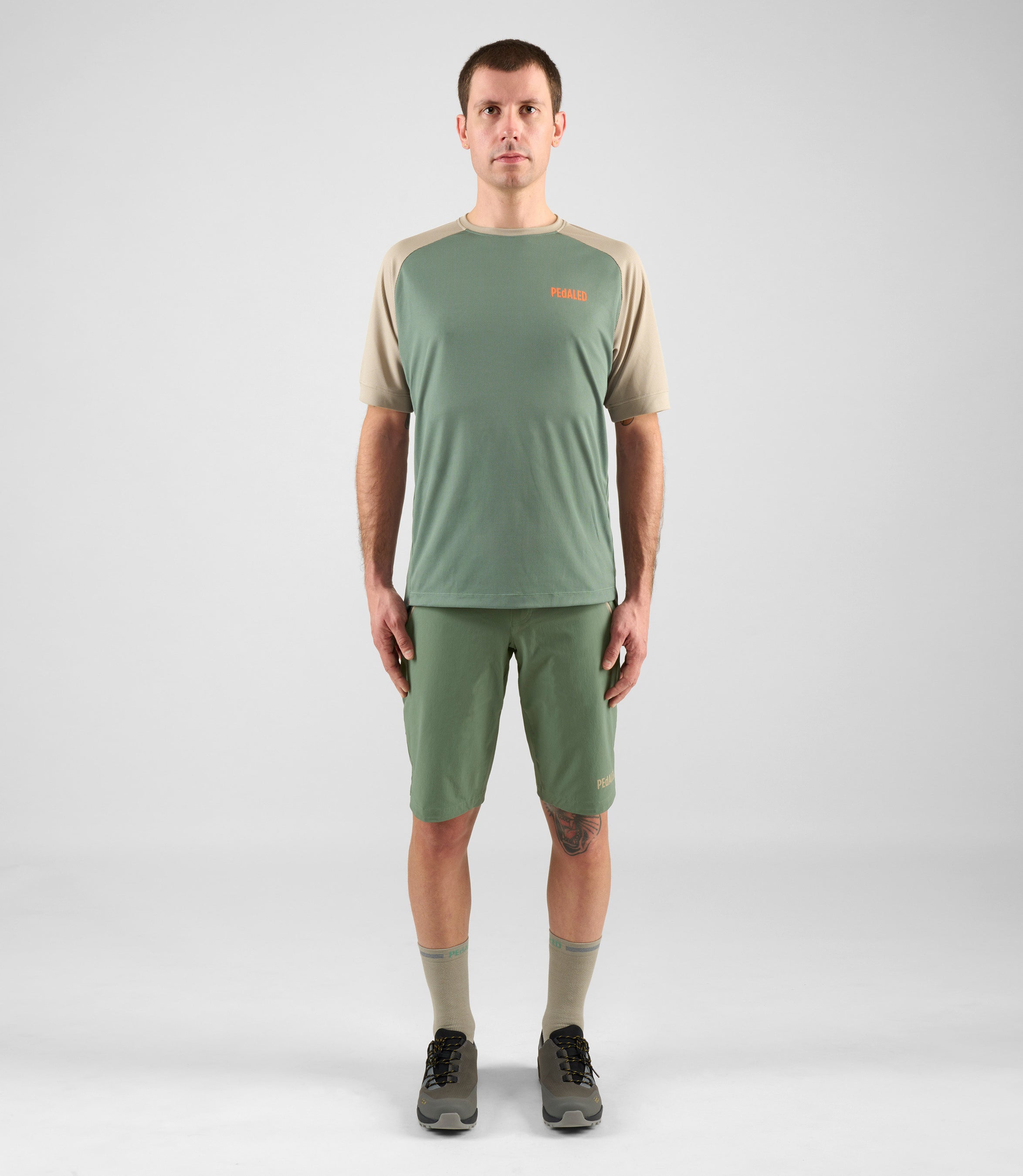 24SSHYA62PE_3_men cycling shorts olive green yama total body front pedaled