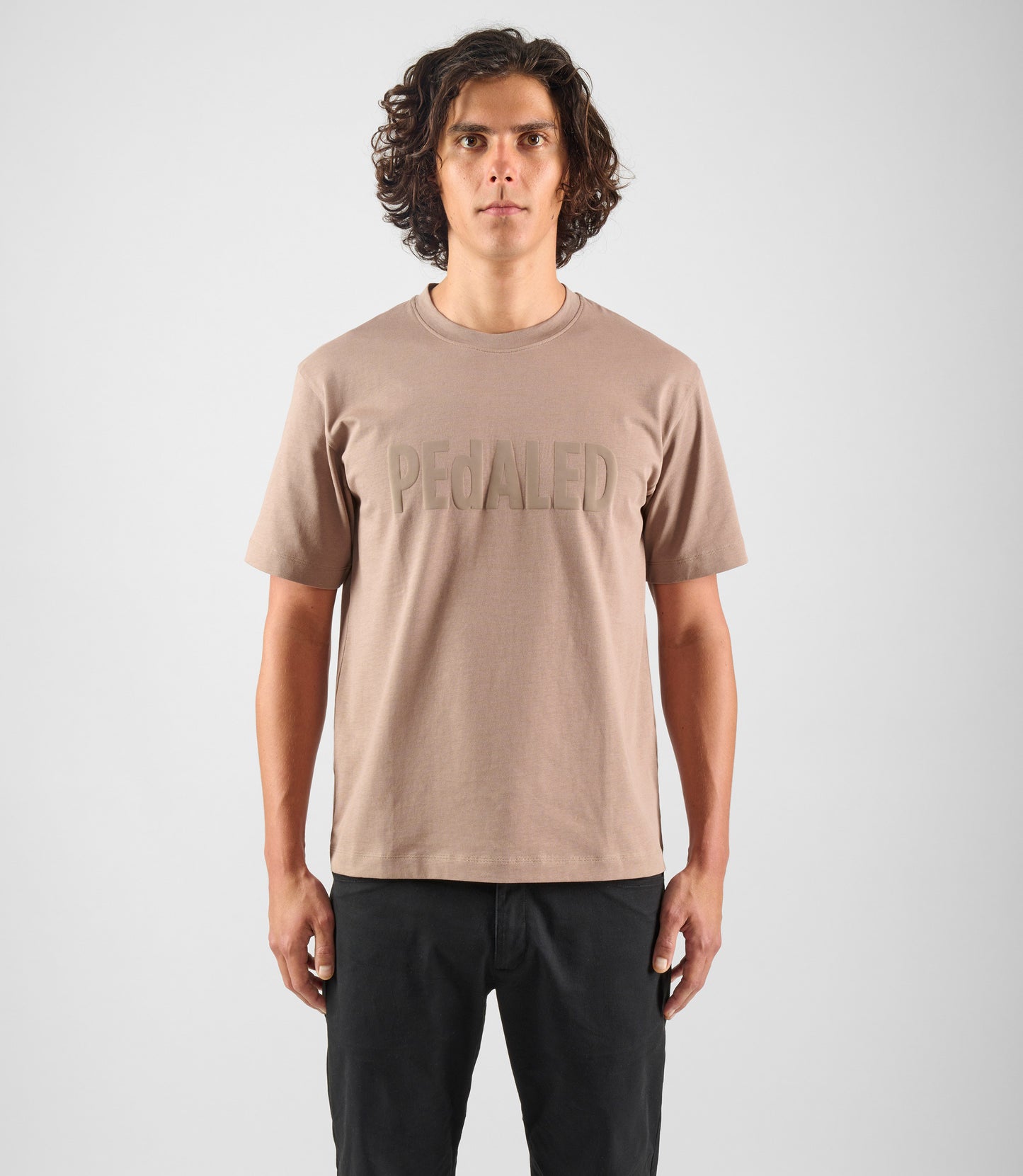24STSLO16PE_3_cotton tshirt light grey logo total body front pedaled