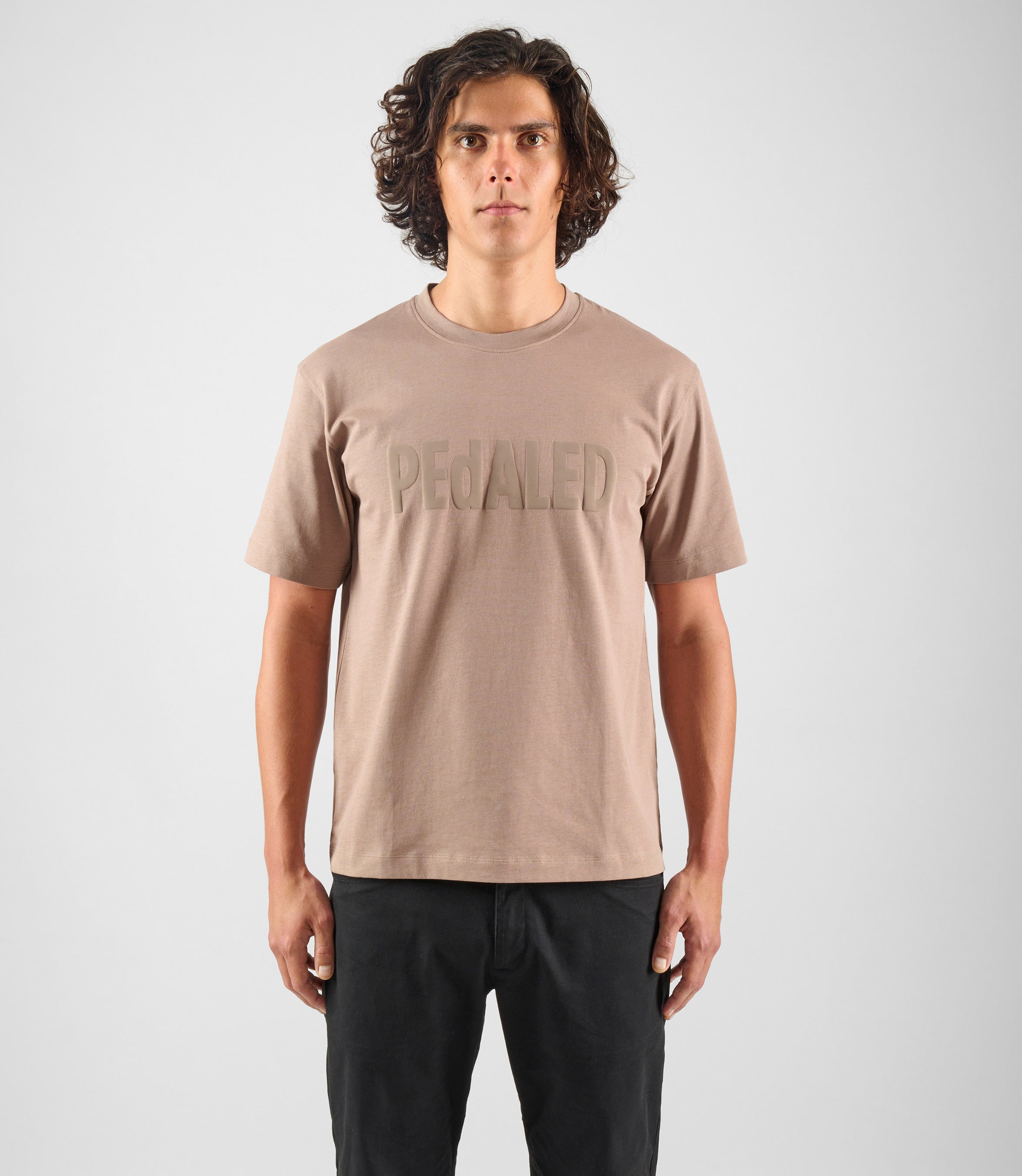24STSLO16PE_3_cotton tshirt light grey logo total body front pedaled