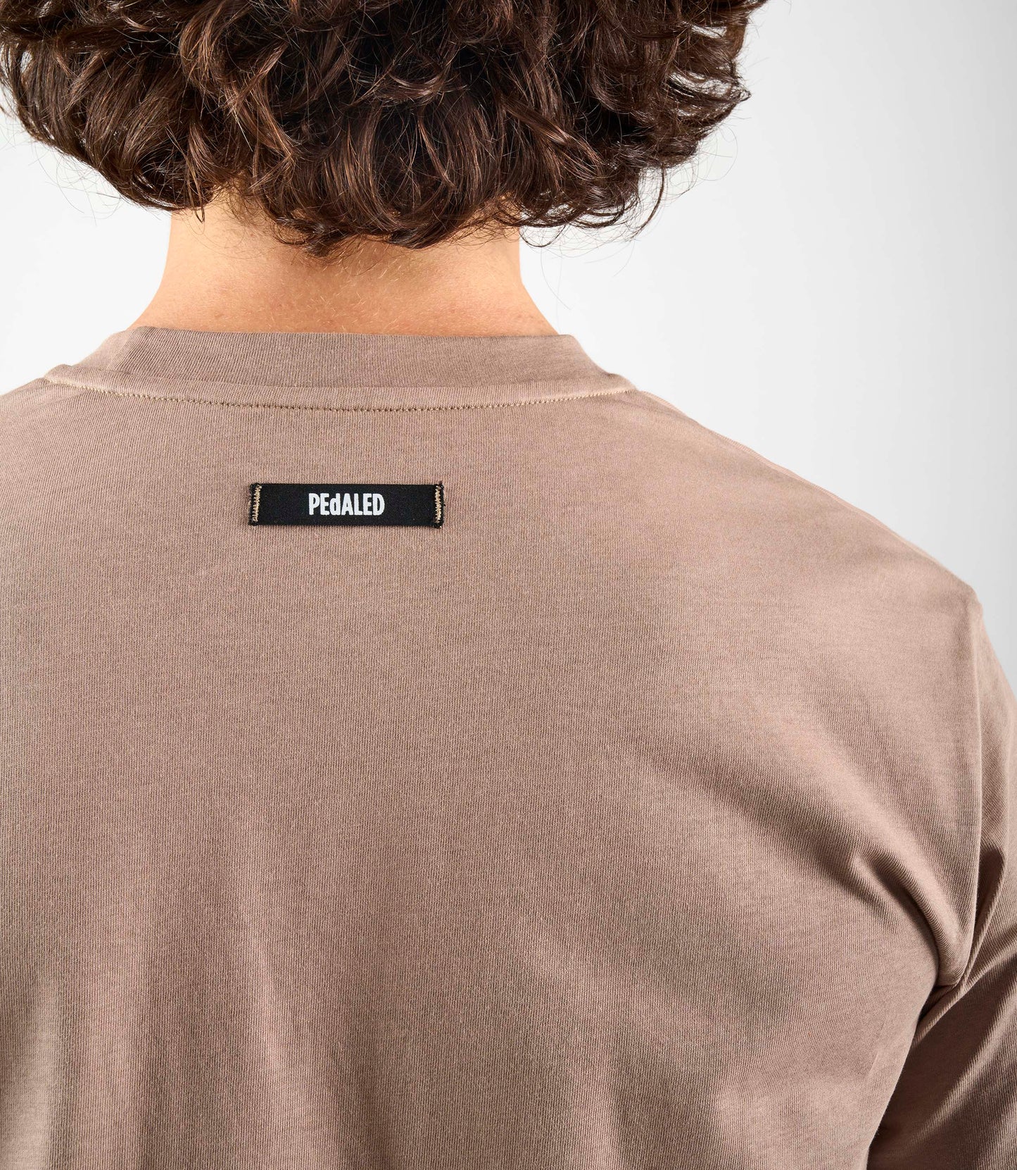 24STSLO16PE_6_cotton tshirt light grey logo back studio pedaled