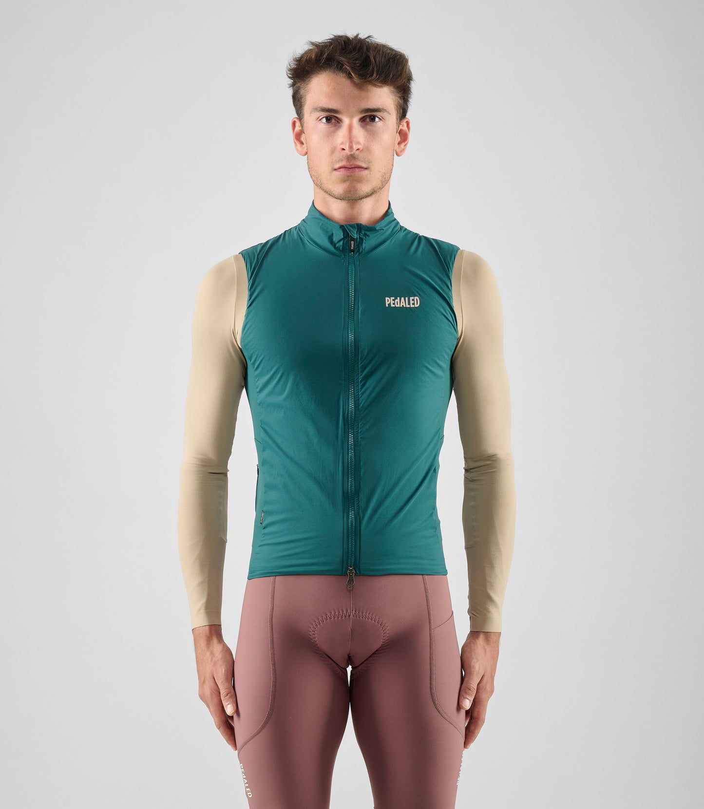 25WAVEL18PE_3_men cycling vest alpha teal element total body front pedaled