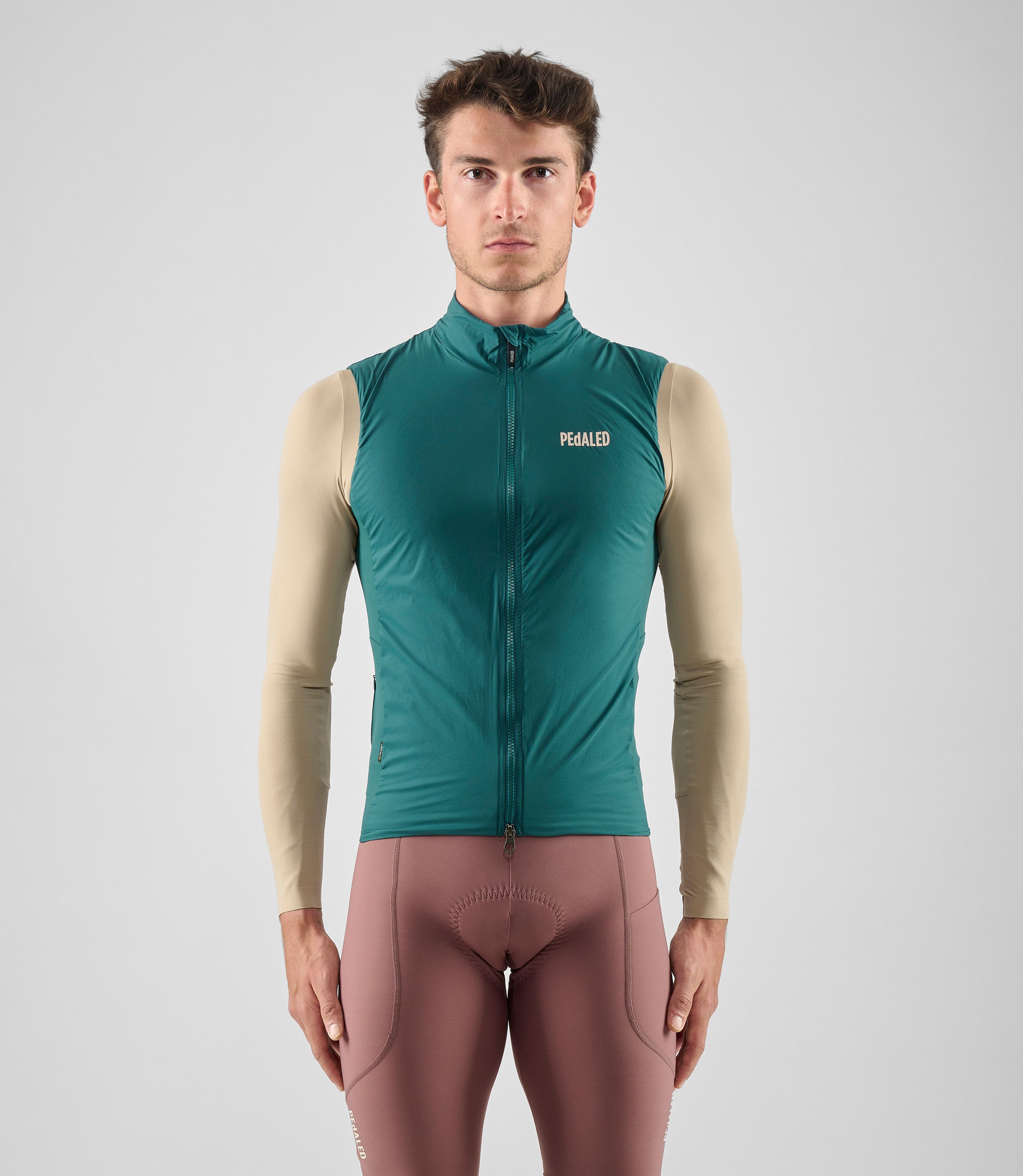 25WAVEL18PE_3_men cycling vest alpha teal element total body front pedaled