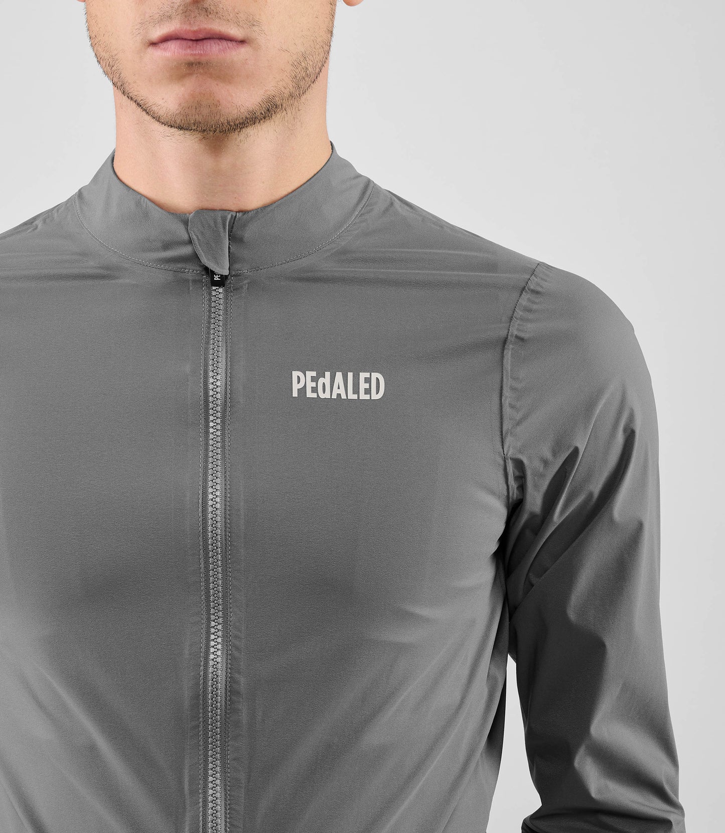 25WWJEL02PE_5_men cycling waterproof jacket grey element front pedaled