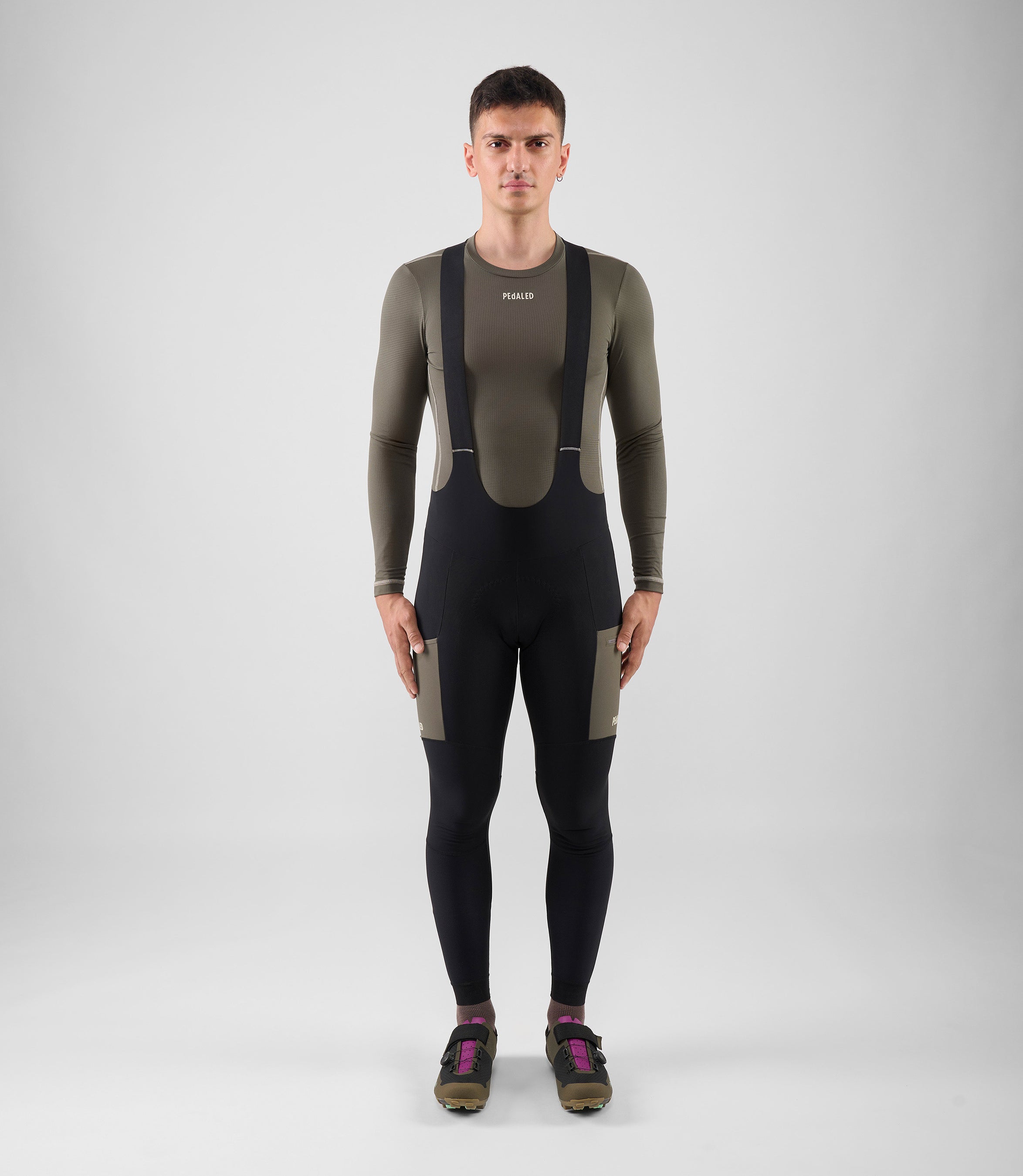 25WWTOD00PE_2_men cycling cargo bib tight black odyssey 2024 total body front pedaled
