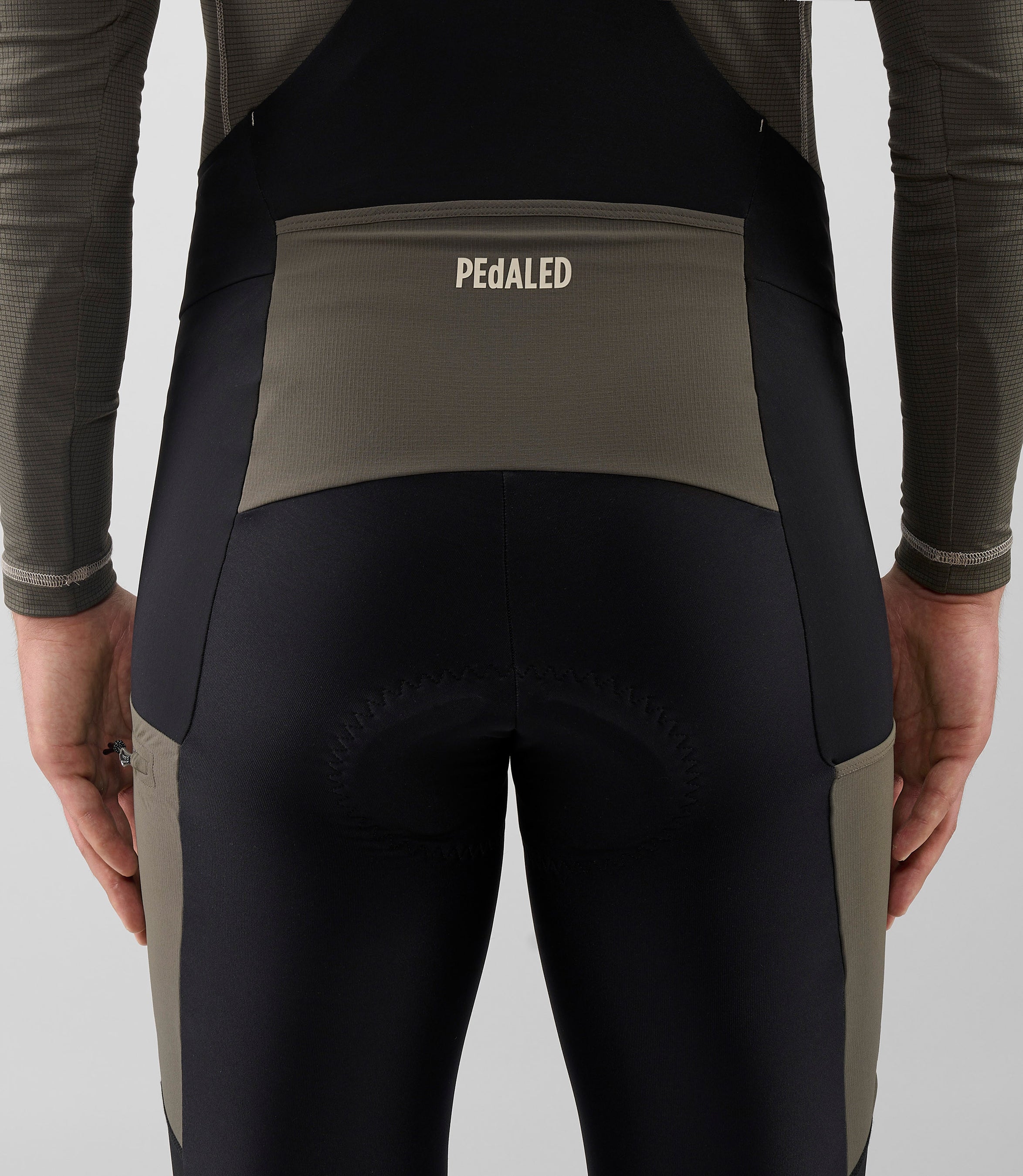 25WWTOD00PE_8_men cycling cargo bib tight black odyssey back pedaled