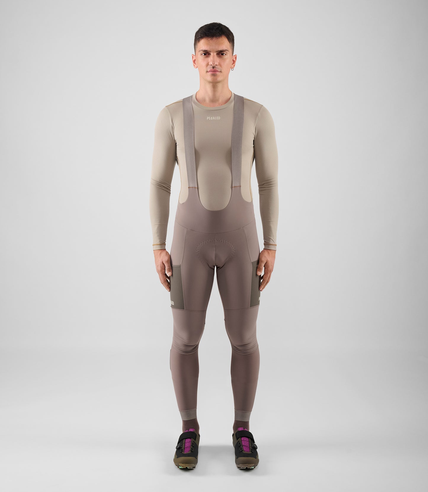 25WWTOD16PE_2_men cycling cargo bib tight light grey odyssey total body front pedaled
