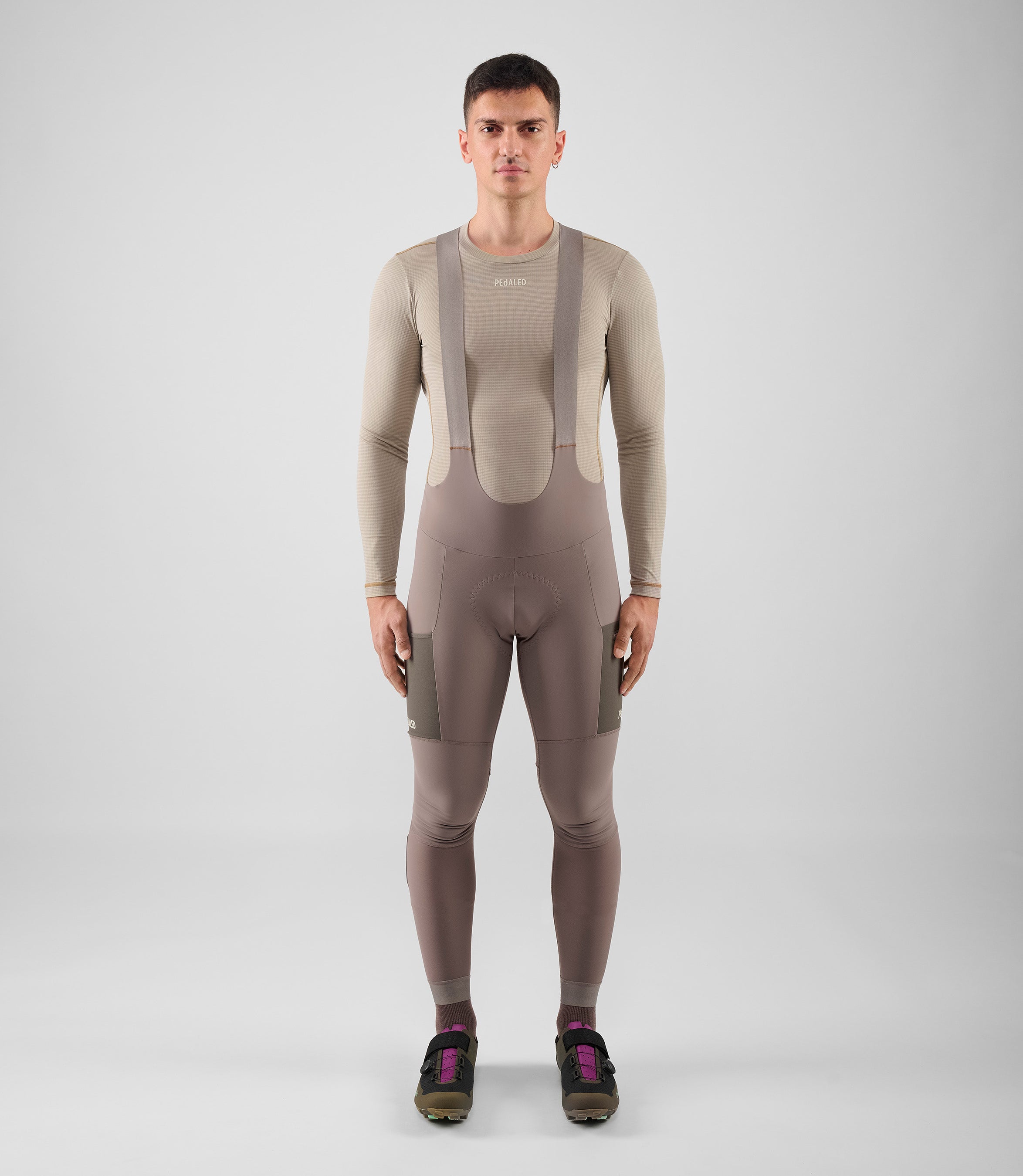 25WWTOD16PE_2_men cycling cargo bib tight light grey odyssey total body front pedaled