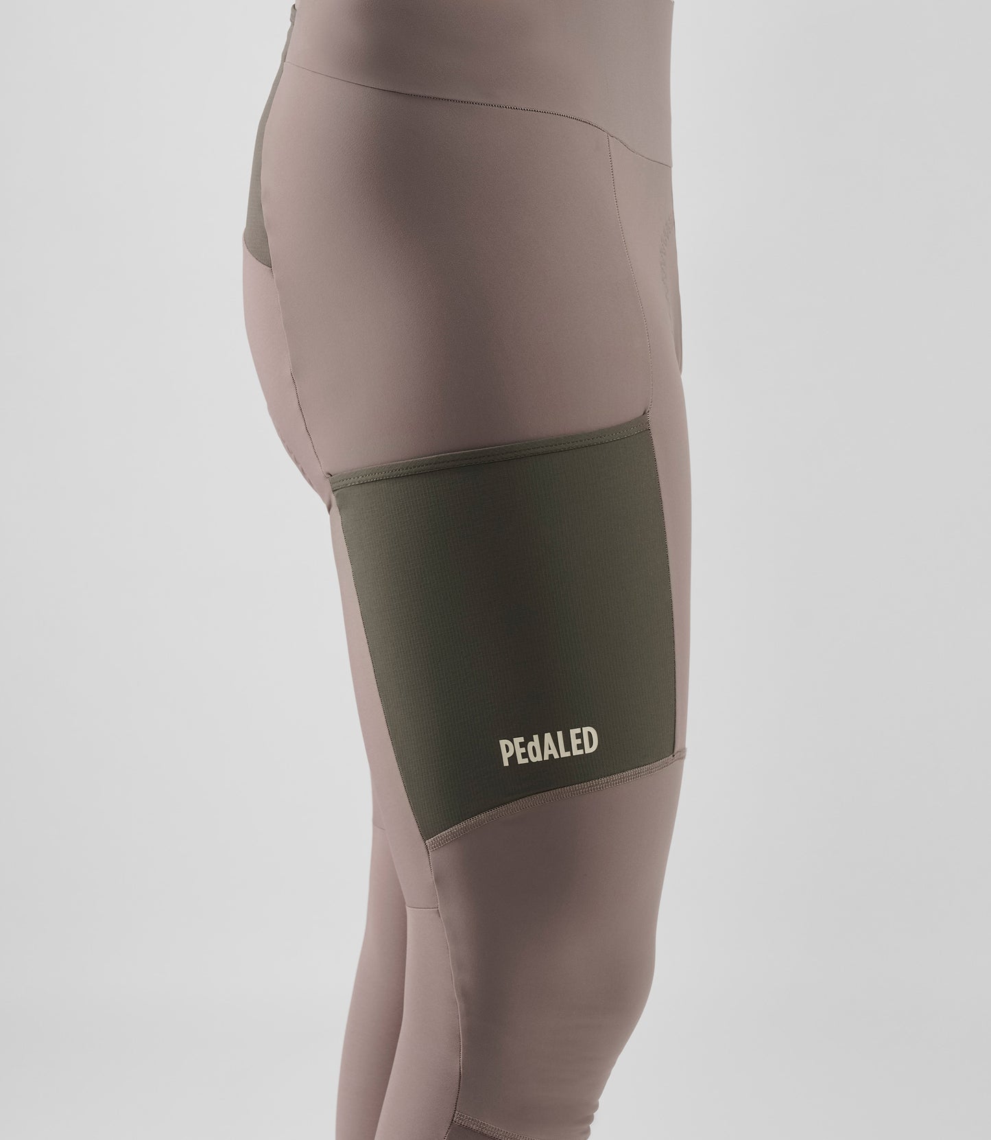 25WWTOD16PE_5_men cycling cargo bib tight light grey odyssey right 3 pedaled