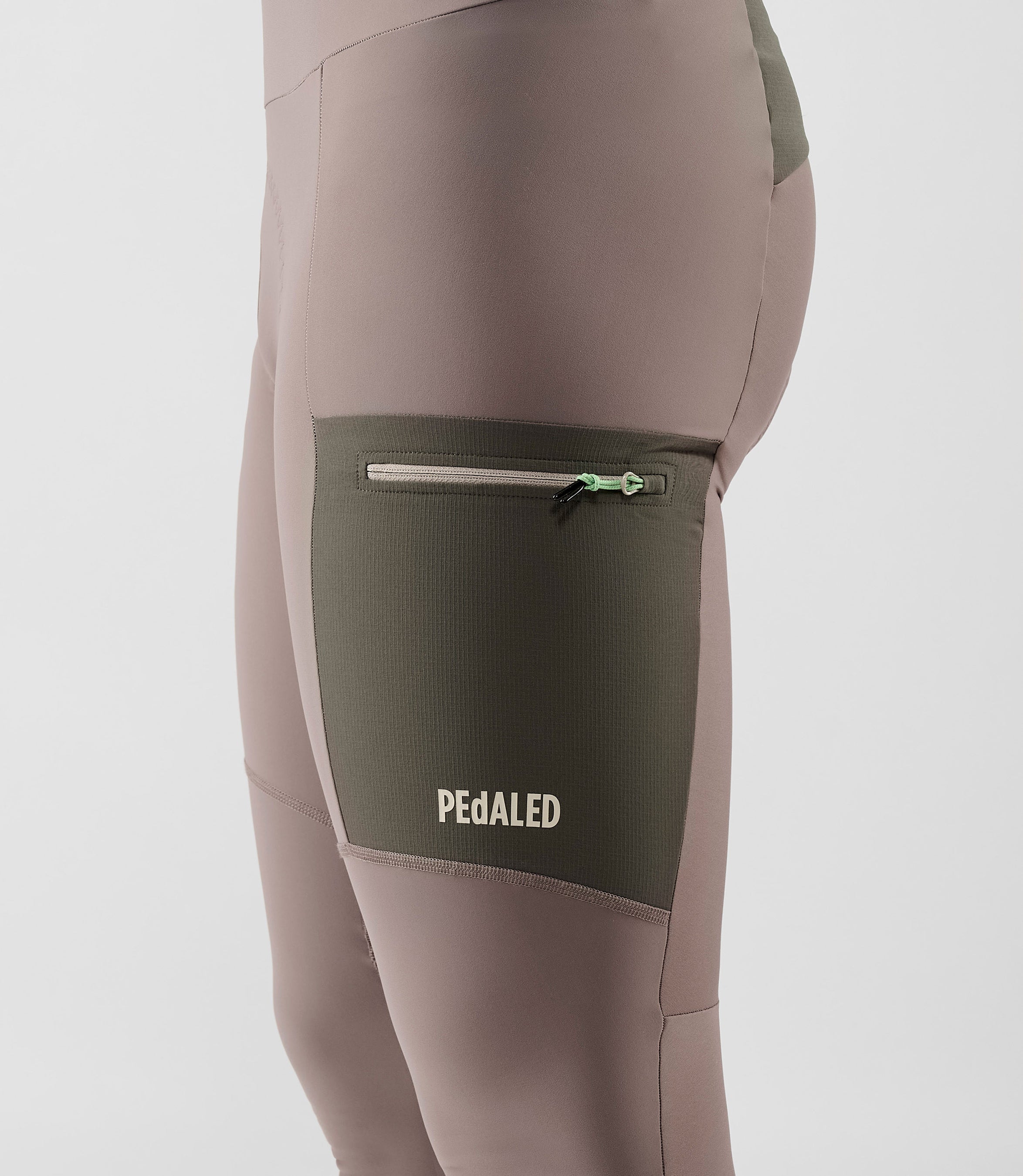 25WWTOD16PE_6_men cycling cargo bib tight light grey odyssey left 4 pedaled