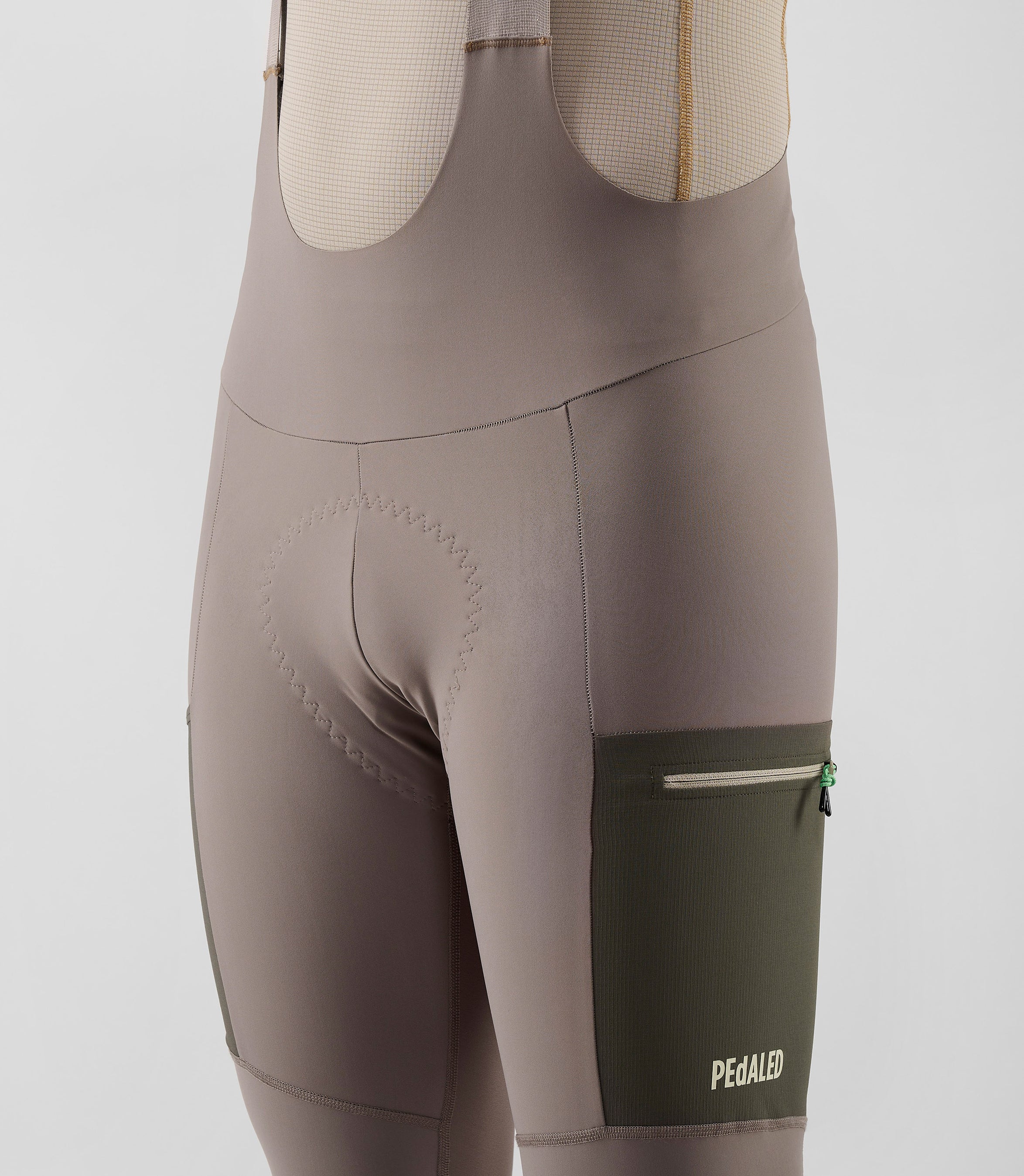 25WWTOD16PE_8_men cycling cargo bib tight light grey odyssey front pedaled