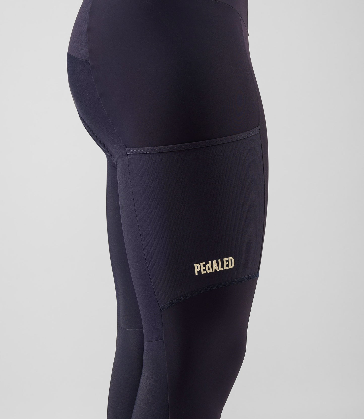 25WWTOD74PE_5_men cycling cargo bib tight dark navy odyssey right 3 pedaled