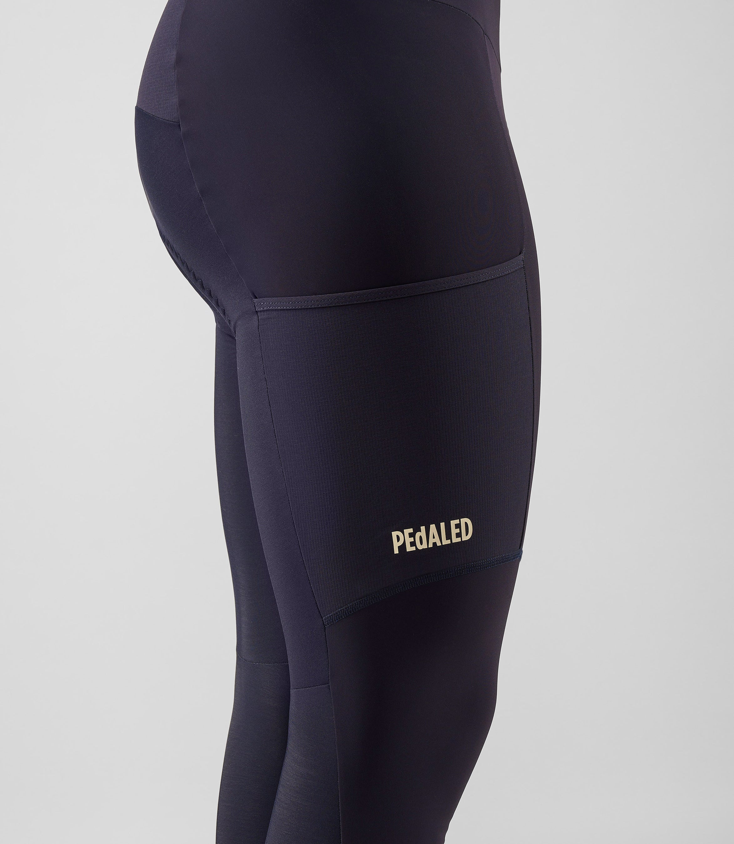 25WWTOD74PE_5_men cycling cargo bib tight dark navy odyssey right 3 pedaled