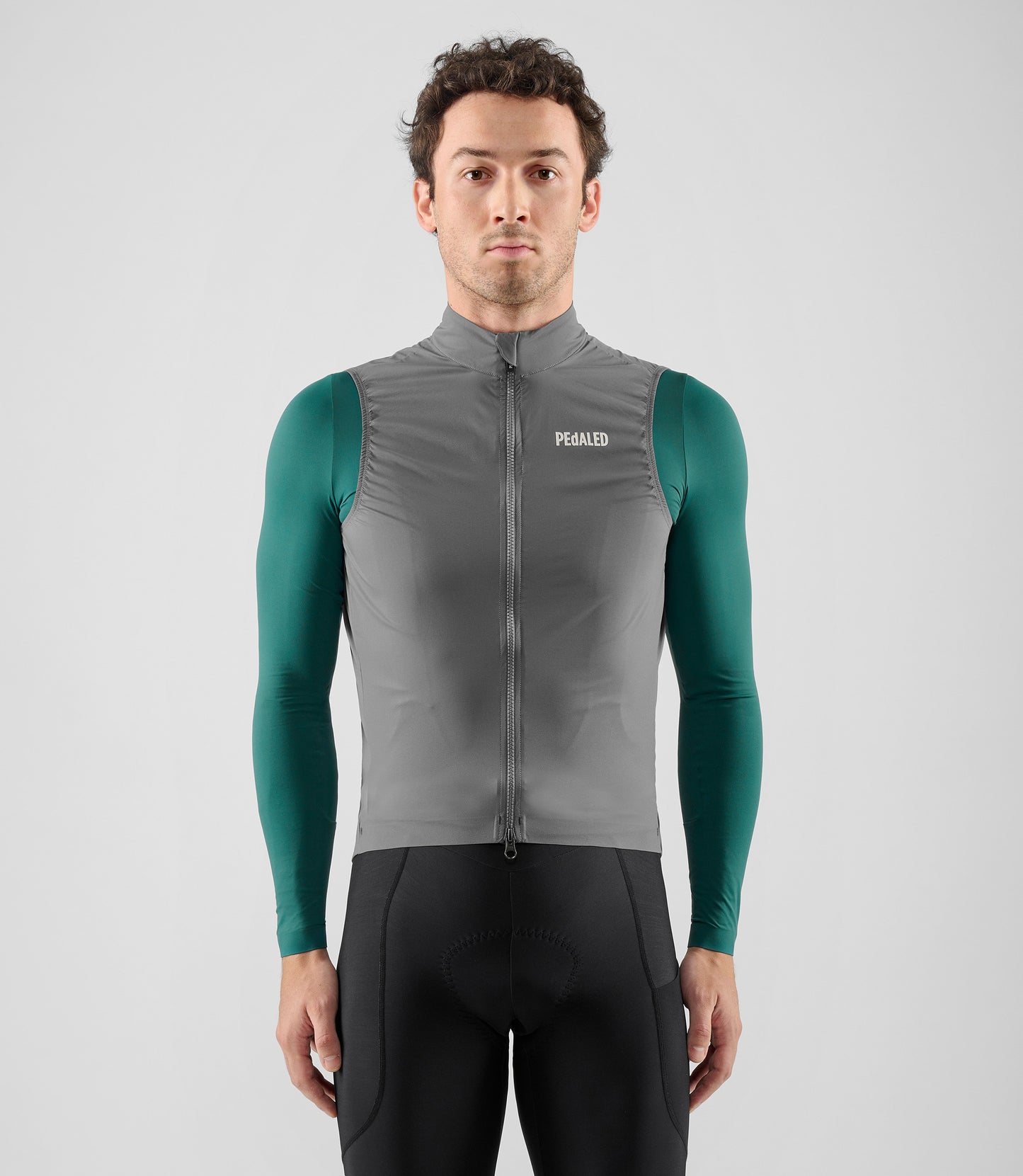 25WWVEL02PE_3_men cycling waterproof vest grey element total body front pedaled
