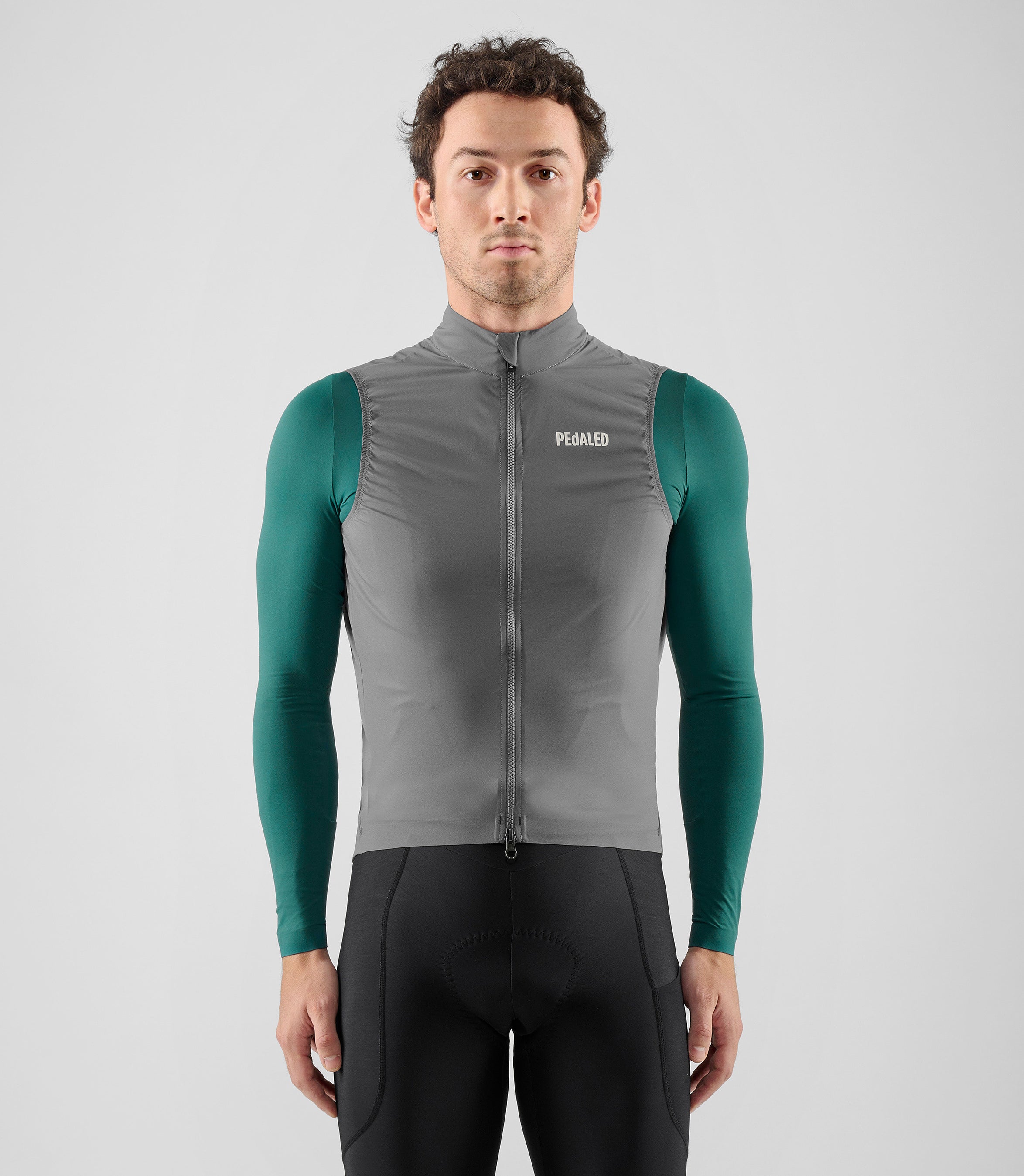 25WWVEL02PE_3_men cycling waterproof vest grey element total body front pedaled