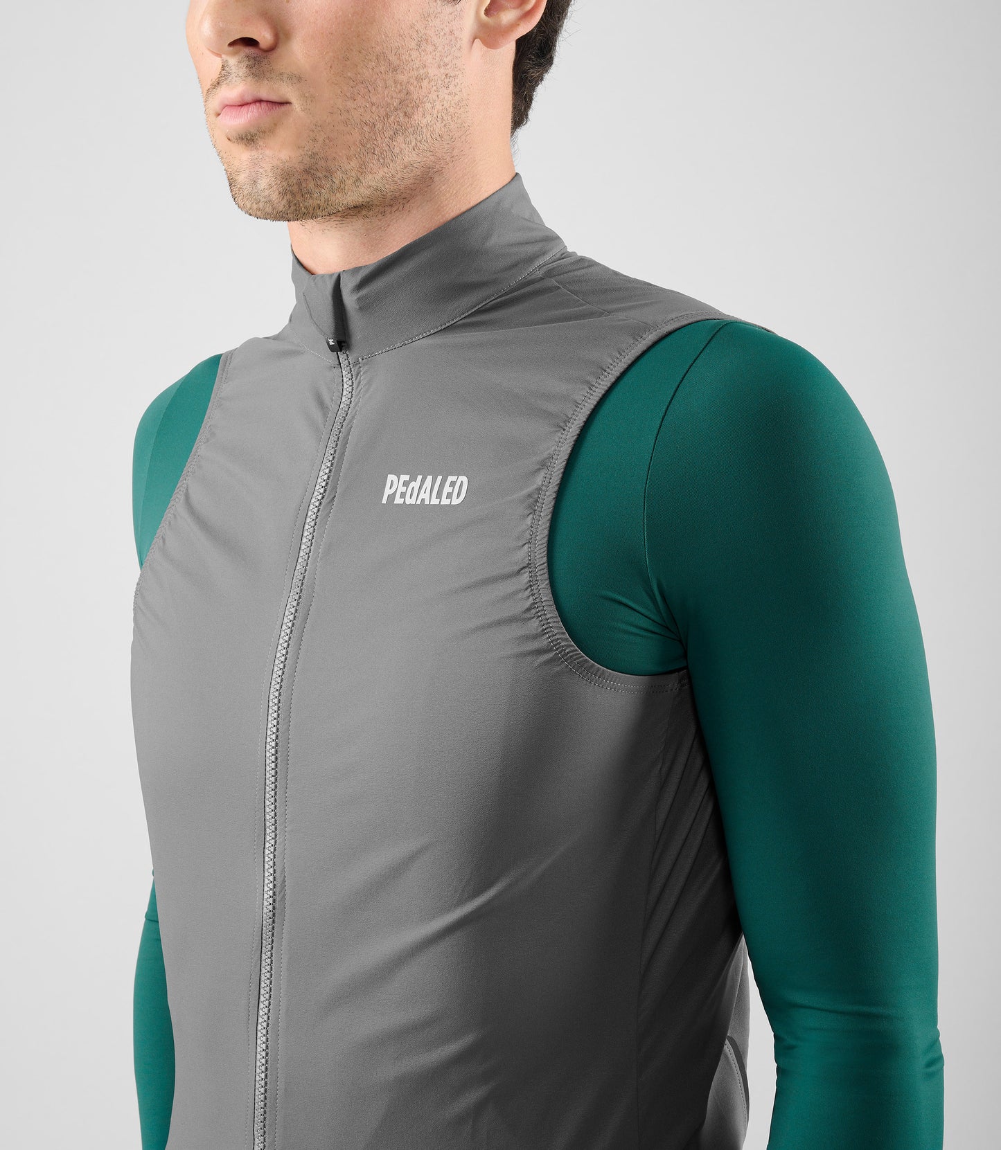 25WWVEL02PE_5_men cycling waterproof vest grey element side front pedaled