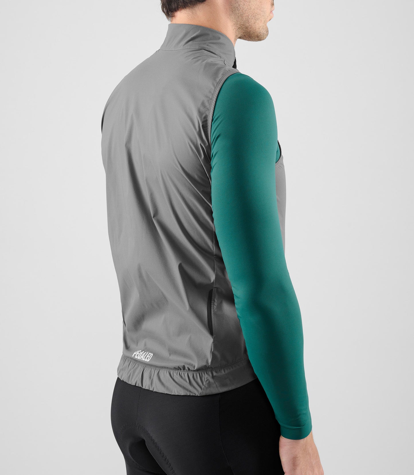 25WWVEL02PE_7_men cycling waterproof vest grey element side back pedaled