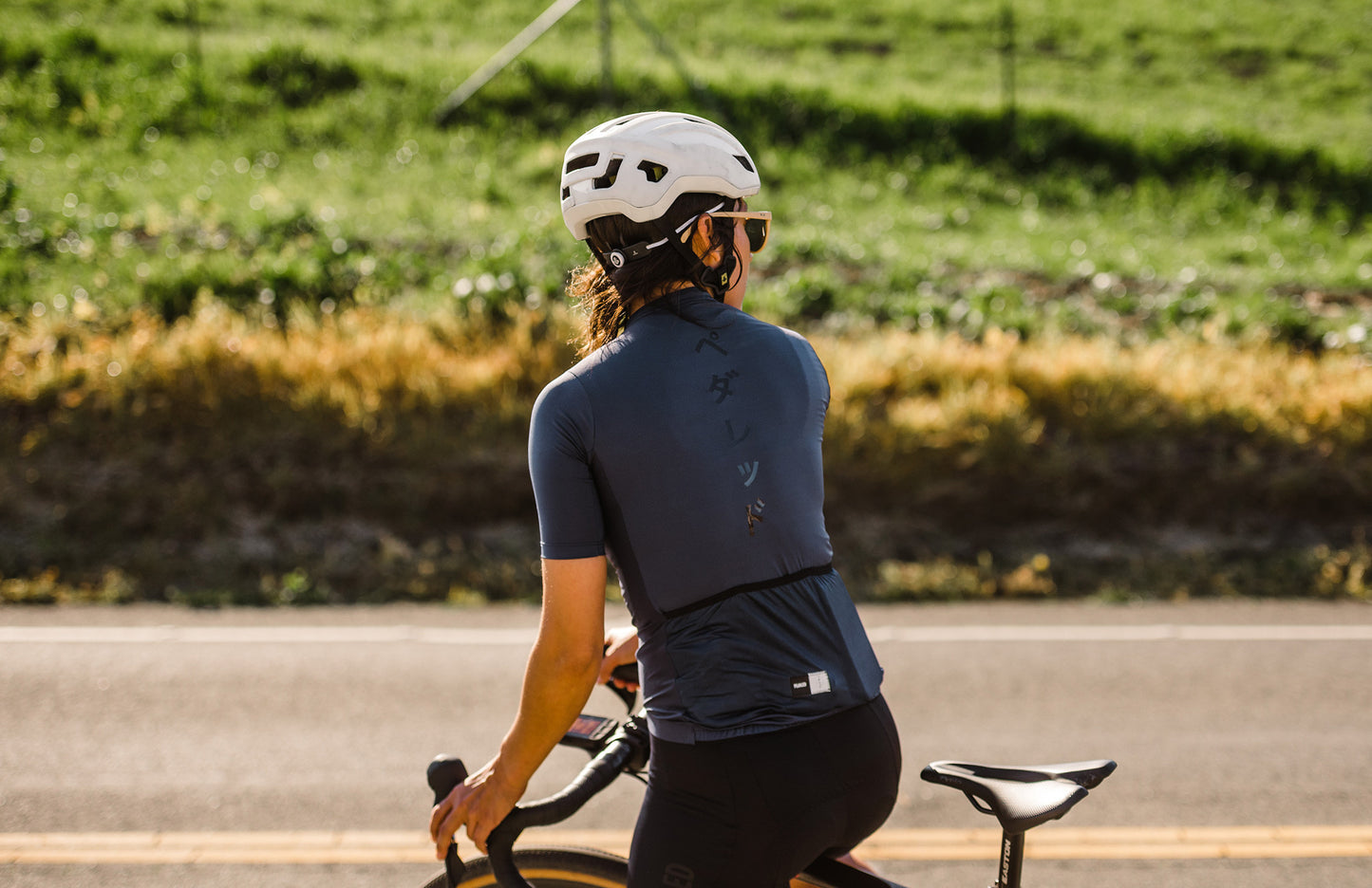 W1SJSMI05PE_10_cycling women jersey navy mirai back pocket pedaled