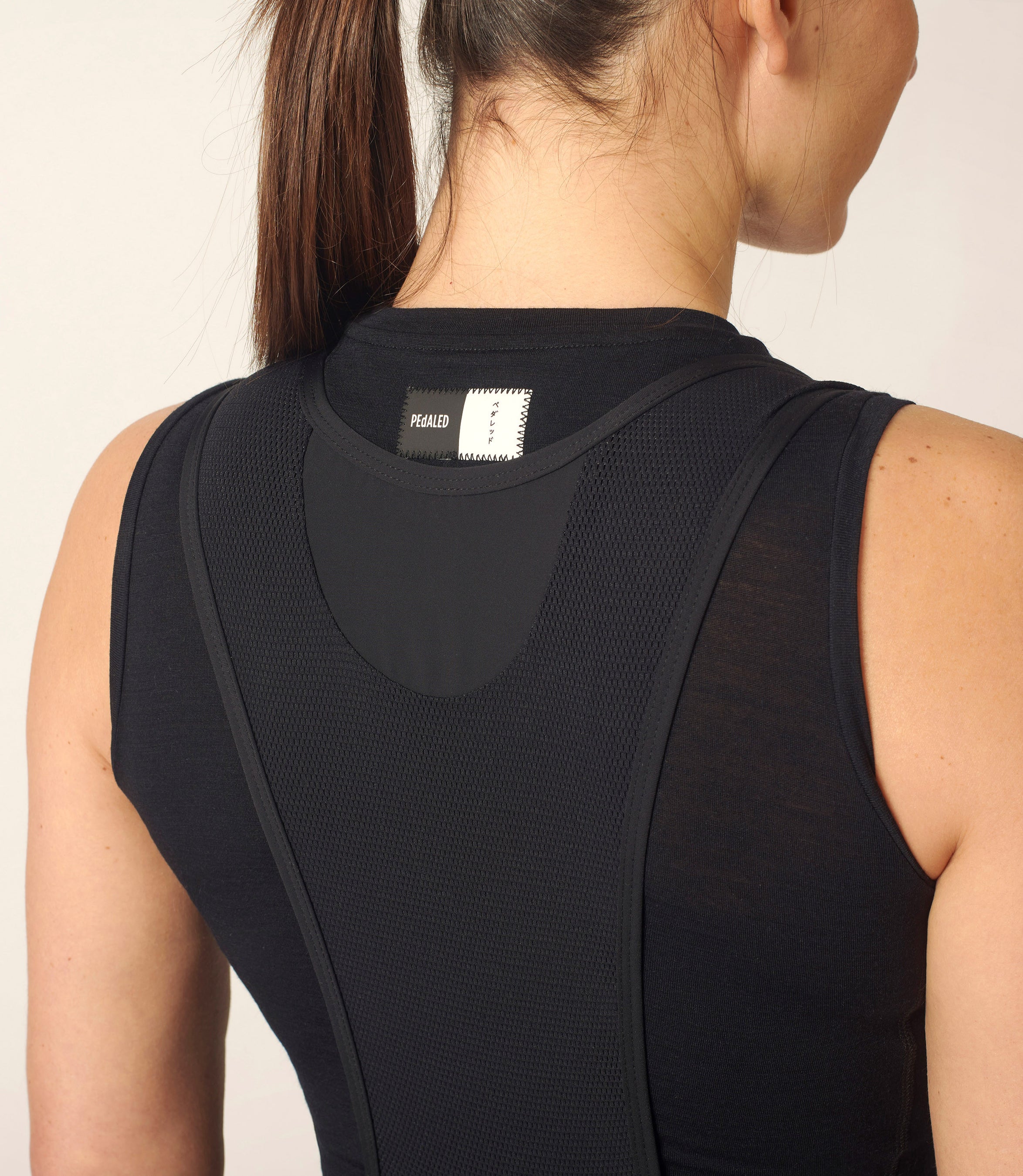 W2SBLES00PE_6_women cycling baselayer essential back logo pedaled