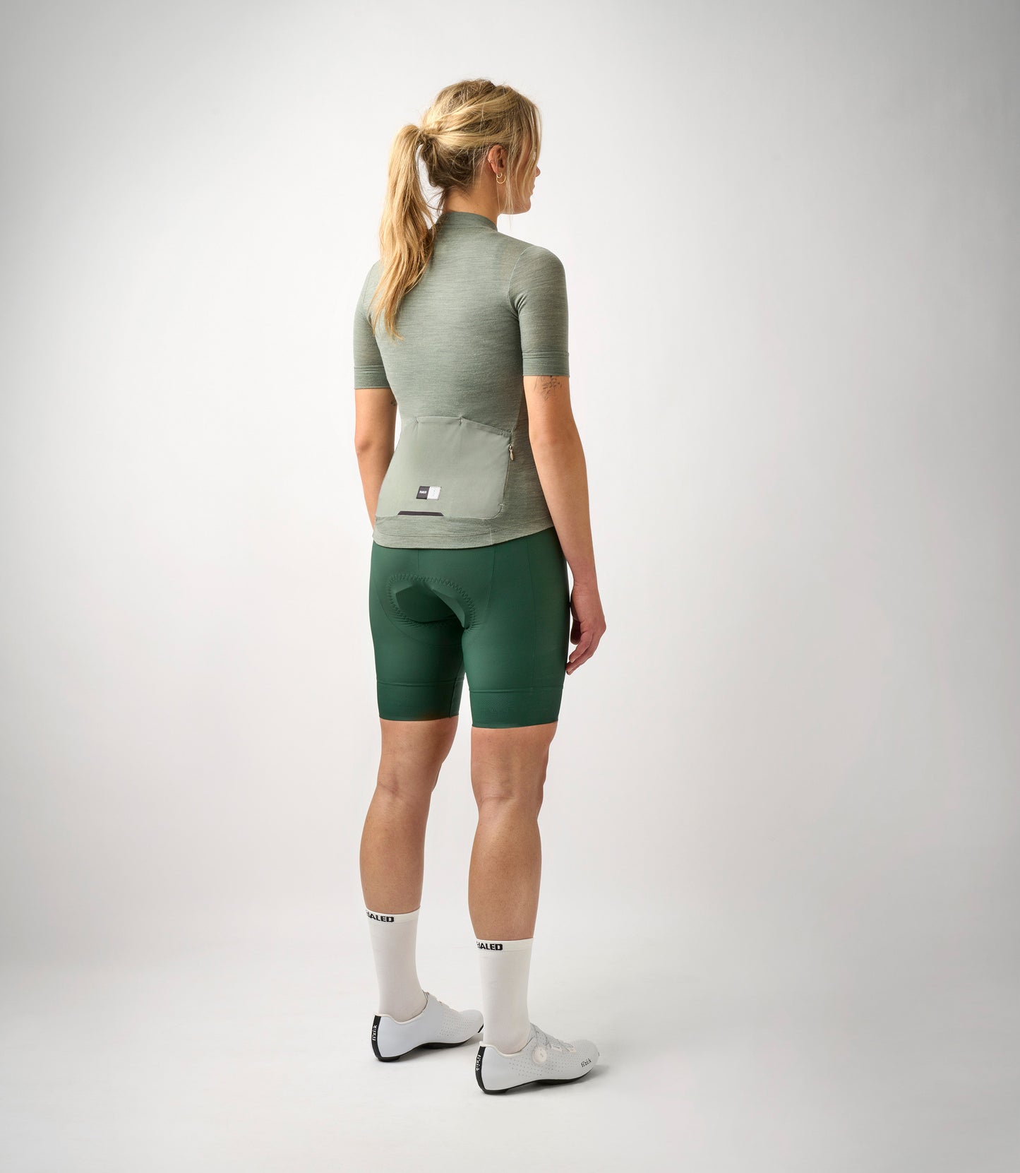 W3SJSEM03PE_4_women cycling merino jersey green essential total body back pedaled