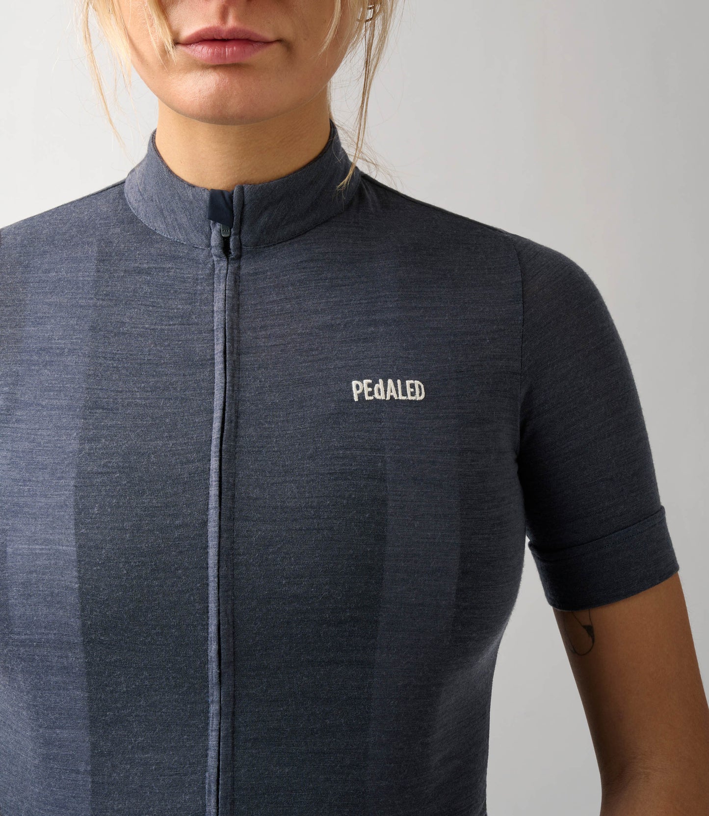 W3SJSEM74PE_5_cycling merino jersey women navy essential front pedaled