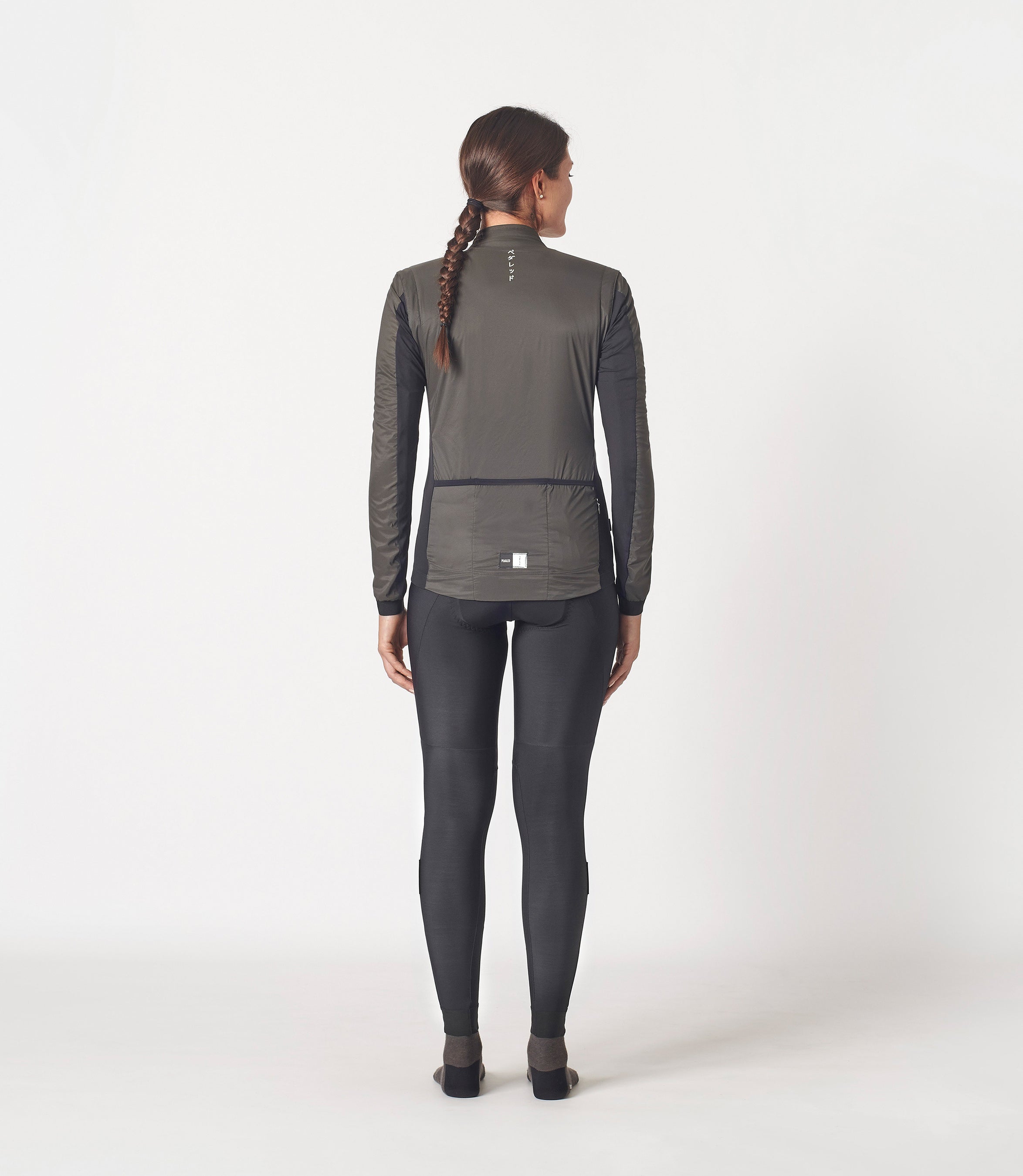 W3WAJEE20PE_4_women cycling jacket alpha grey essential total body back pedaled