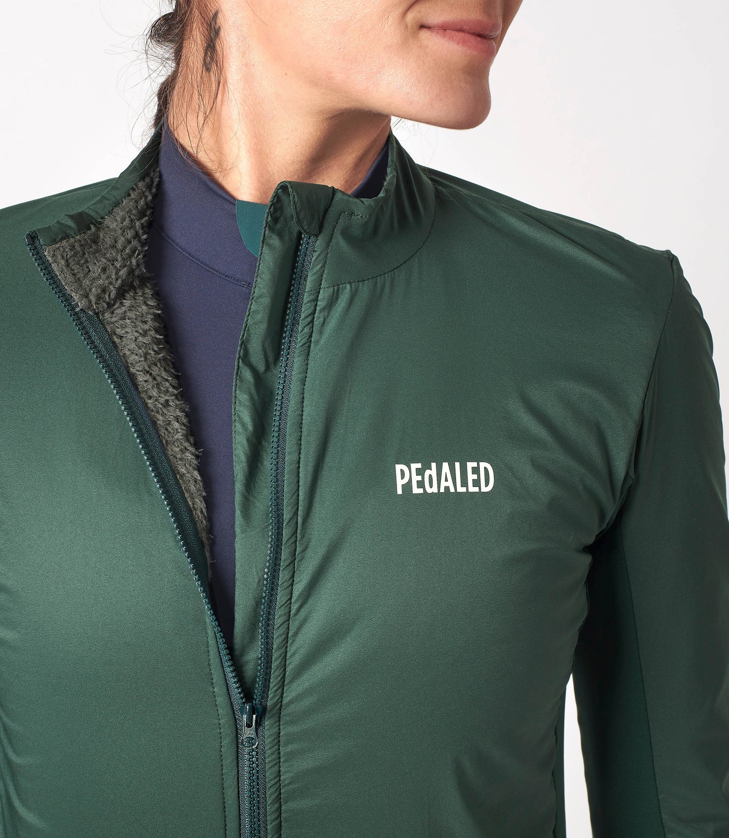 W3WAJEE78PE_8_women cycling jacket alpha green essential front open pedaled