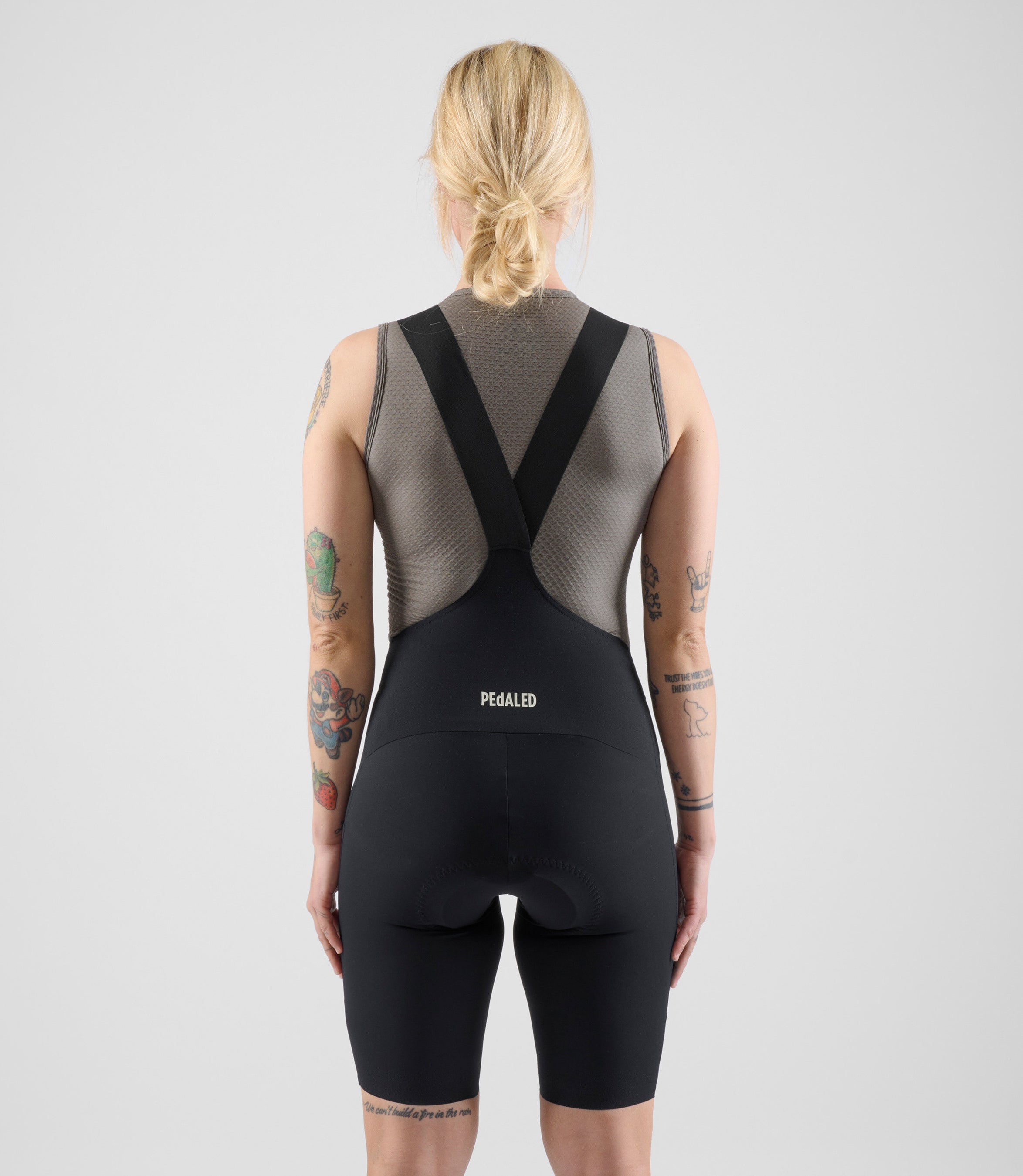 W4SLBEL00PE_4_women cycling lightweight bibshorts element black total body back pedaled