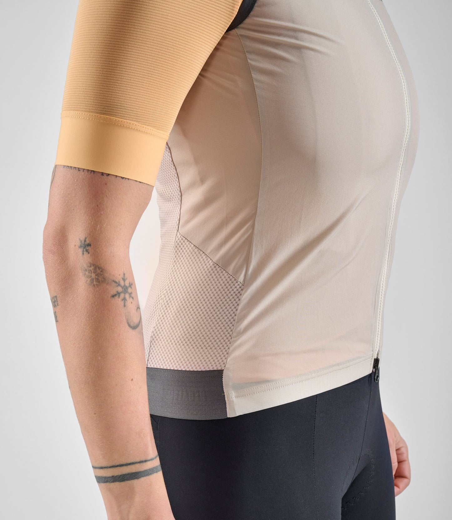 W4SVEEL04PE_5_women cycling windproof vest beige element side panel pedaled