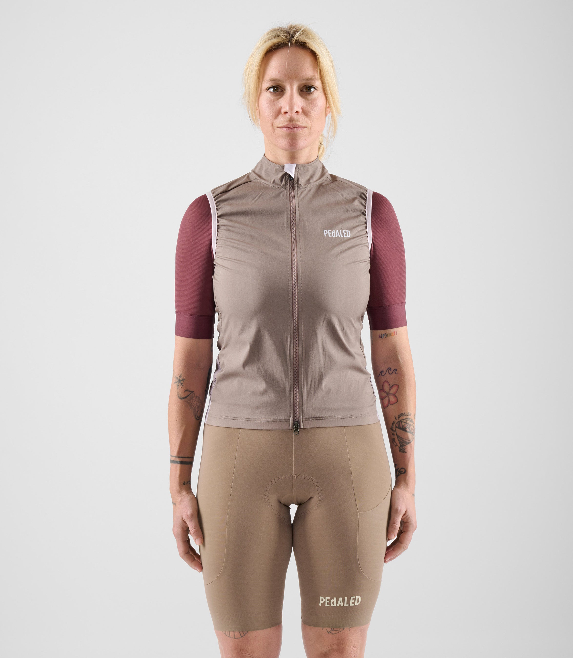 W4SVEEL0PPE_3_women cycling windproof vest light purple element total body front pedale