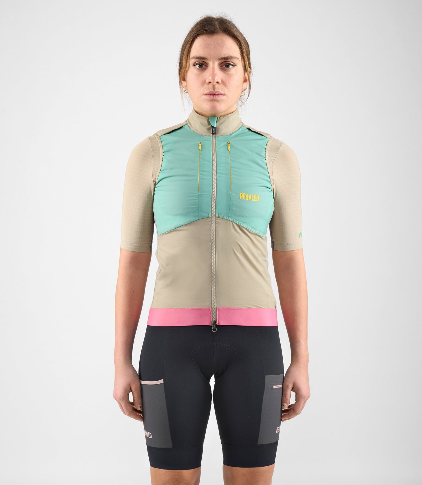 W4SVEOD37PE_3_women cycling insulated vest light green odyssey total body front pedaled