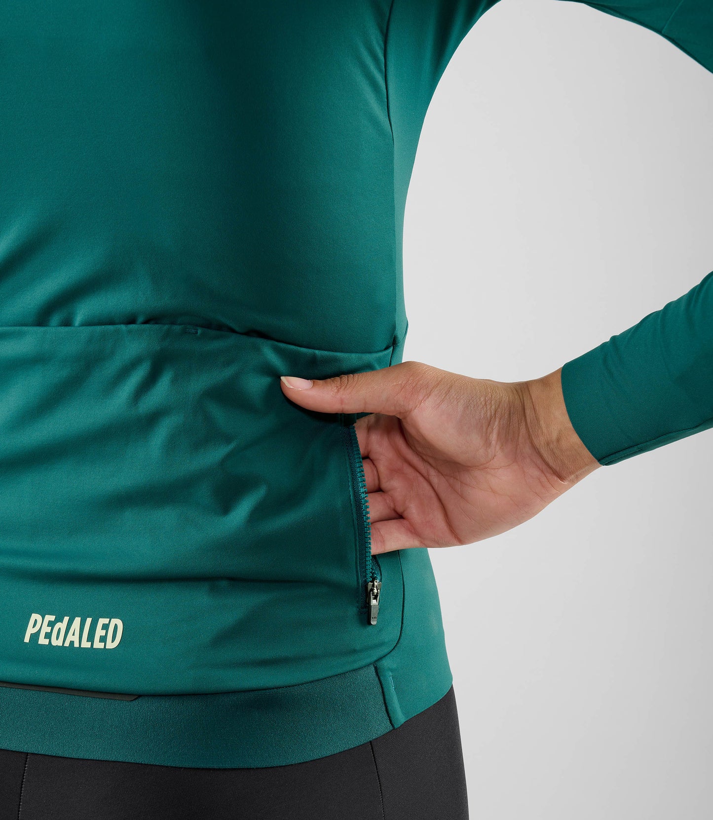 W5WJSEL18PE_8_women cycling jersey long sleeve teal element back pocket detail pedaled