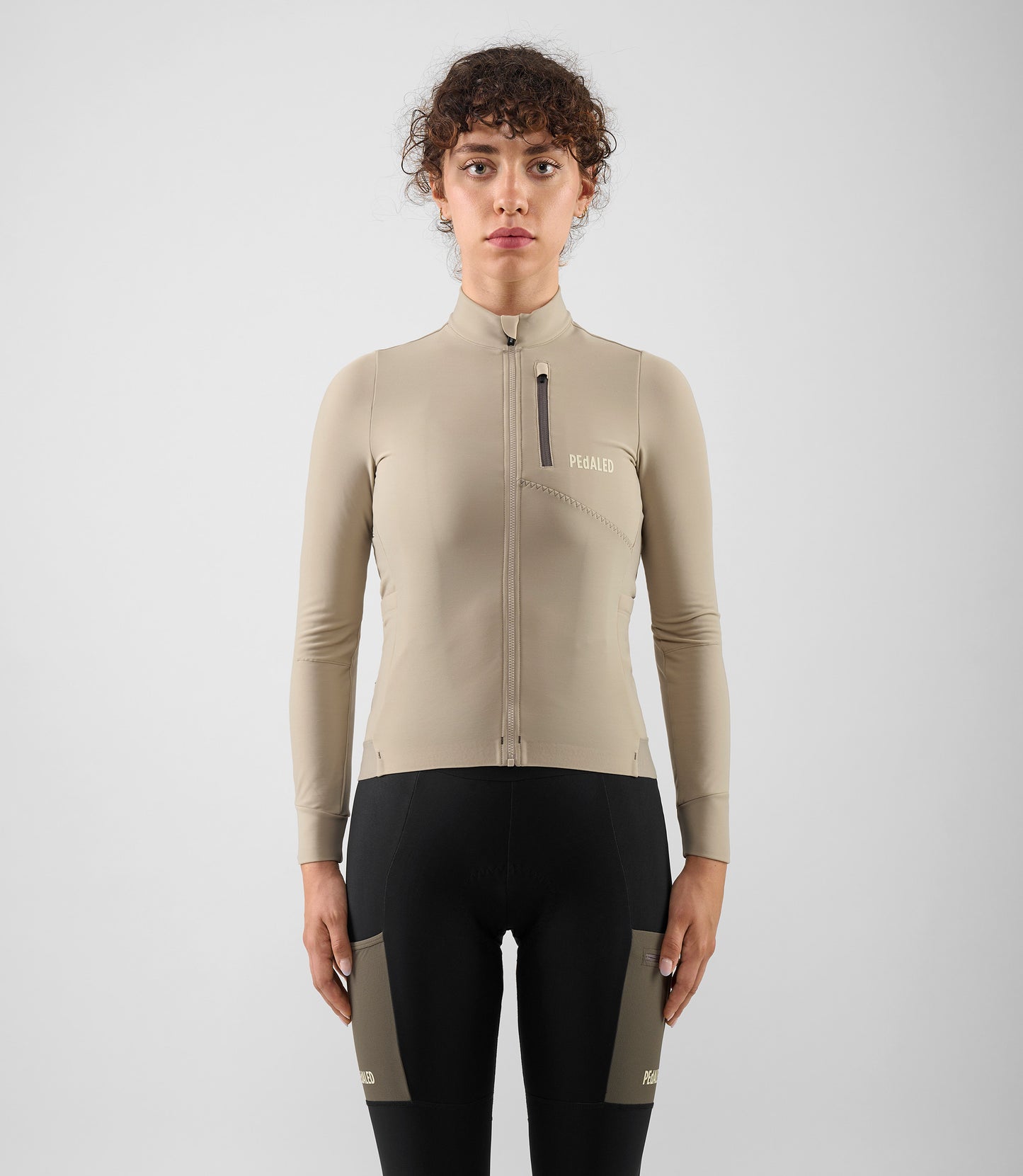 W5WJSOD04PE_2_women cycling cargo adventure jersey long sleeve beige odyssey total body front pedaled