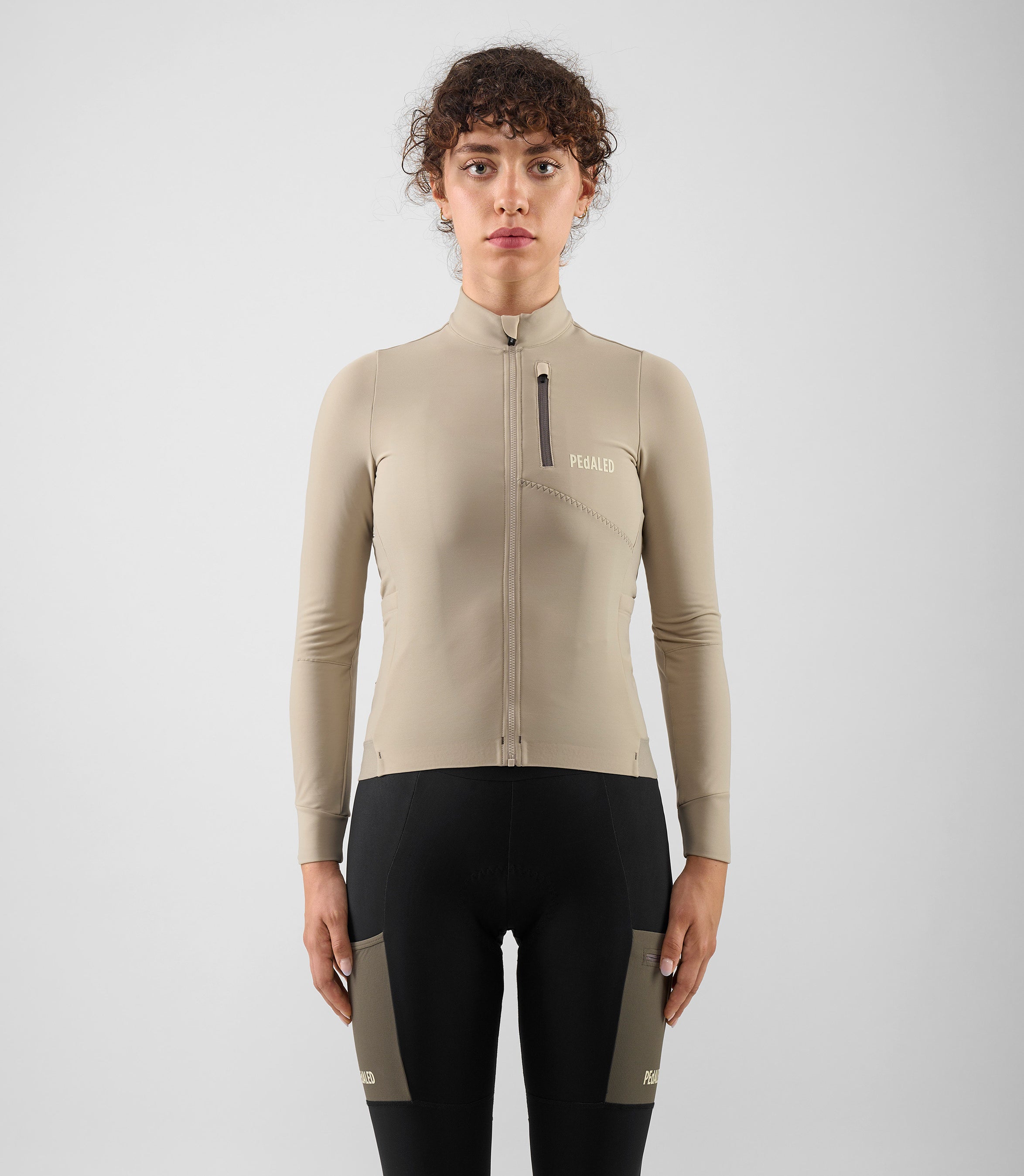 W5WJSOD04PE_2_women cycling cargo adventure jersey long sleeve beige odyssey total body front pedaled