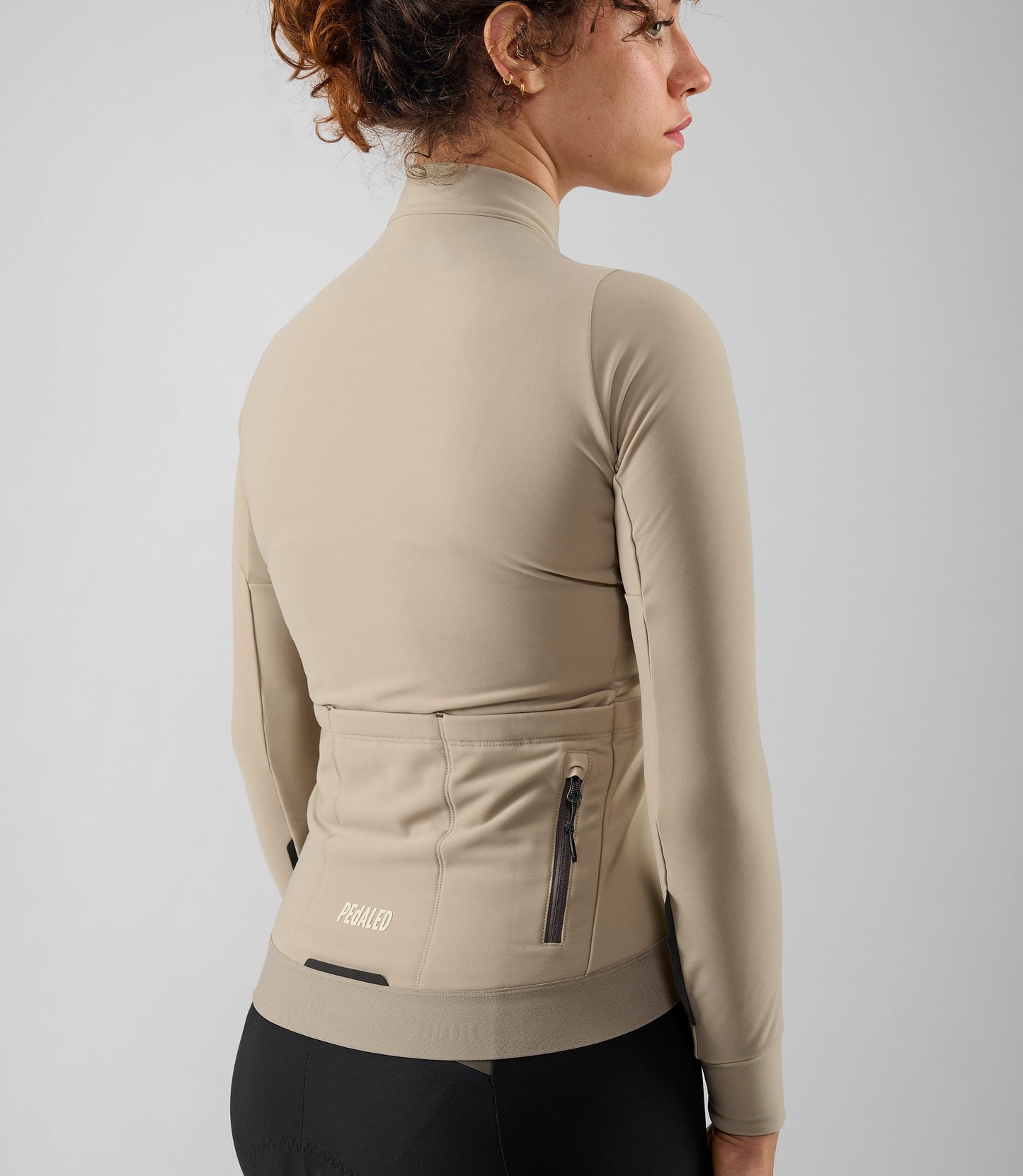 W5WJSOD04PE_5_women cycling cargo adventure jersey long sleeve beige odyssey back pedaled