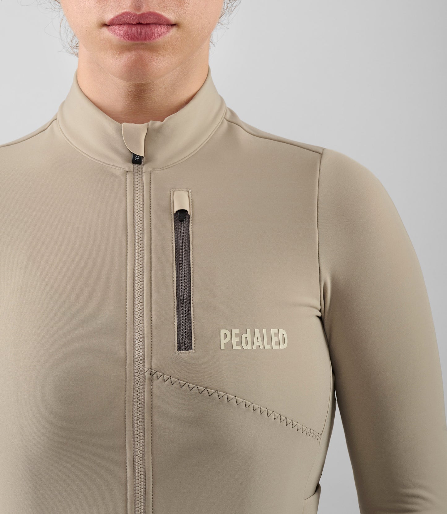 W5WJSOD04PE_7_women cycling cargo adventure jersey long sleeve beige odyssey front pedaled