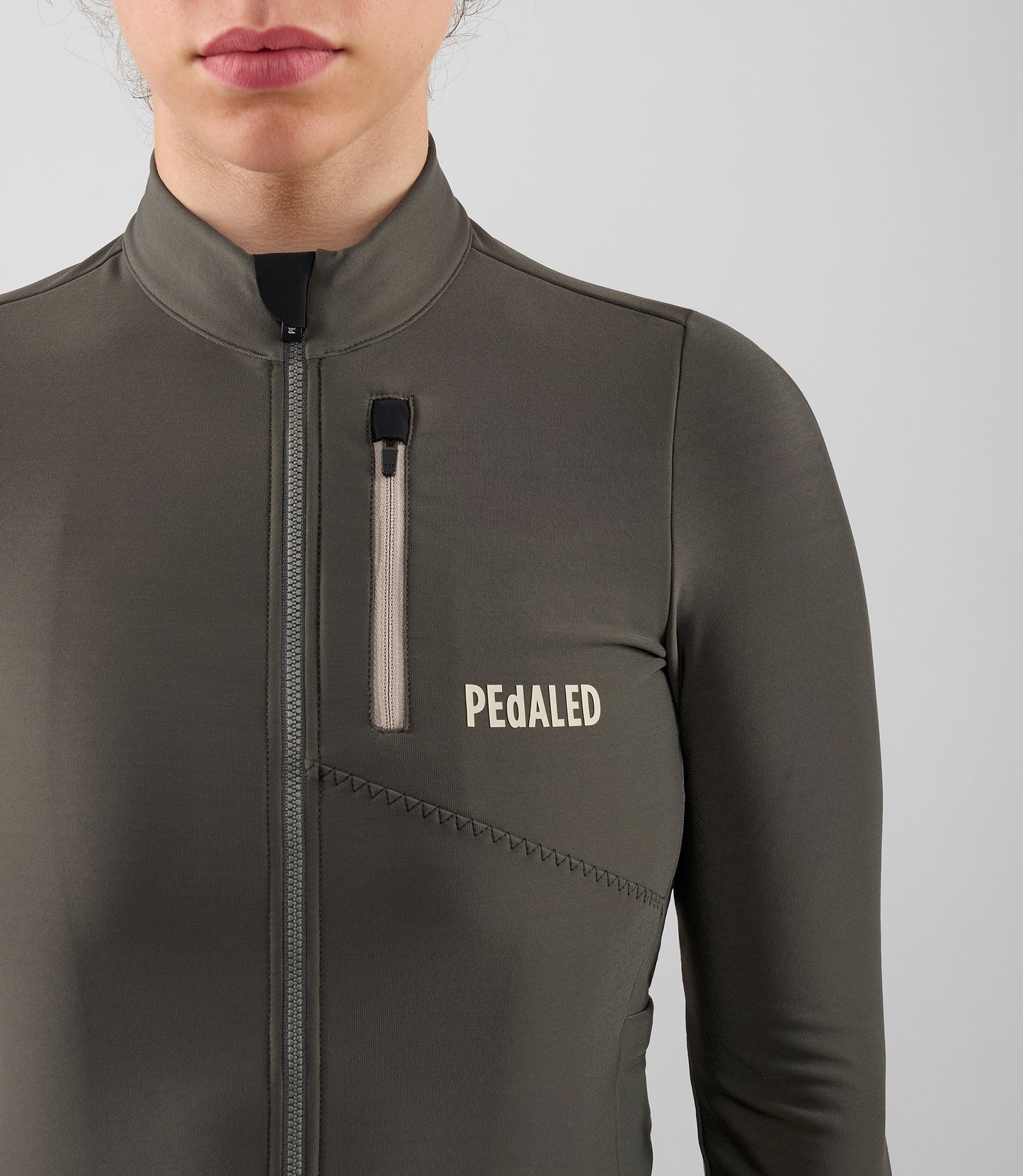 W5WJSOD20PE_7_women cycling cargo adventure jersey long sleeve grey ink 2024 odyssey front pedaled