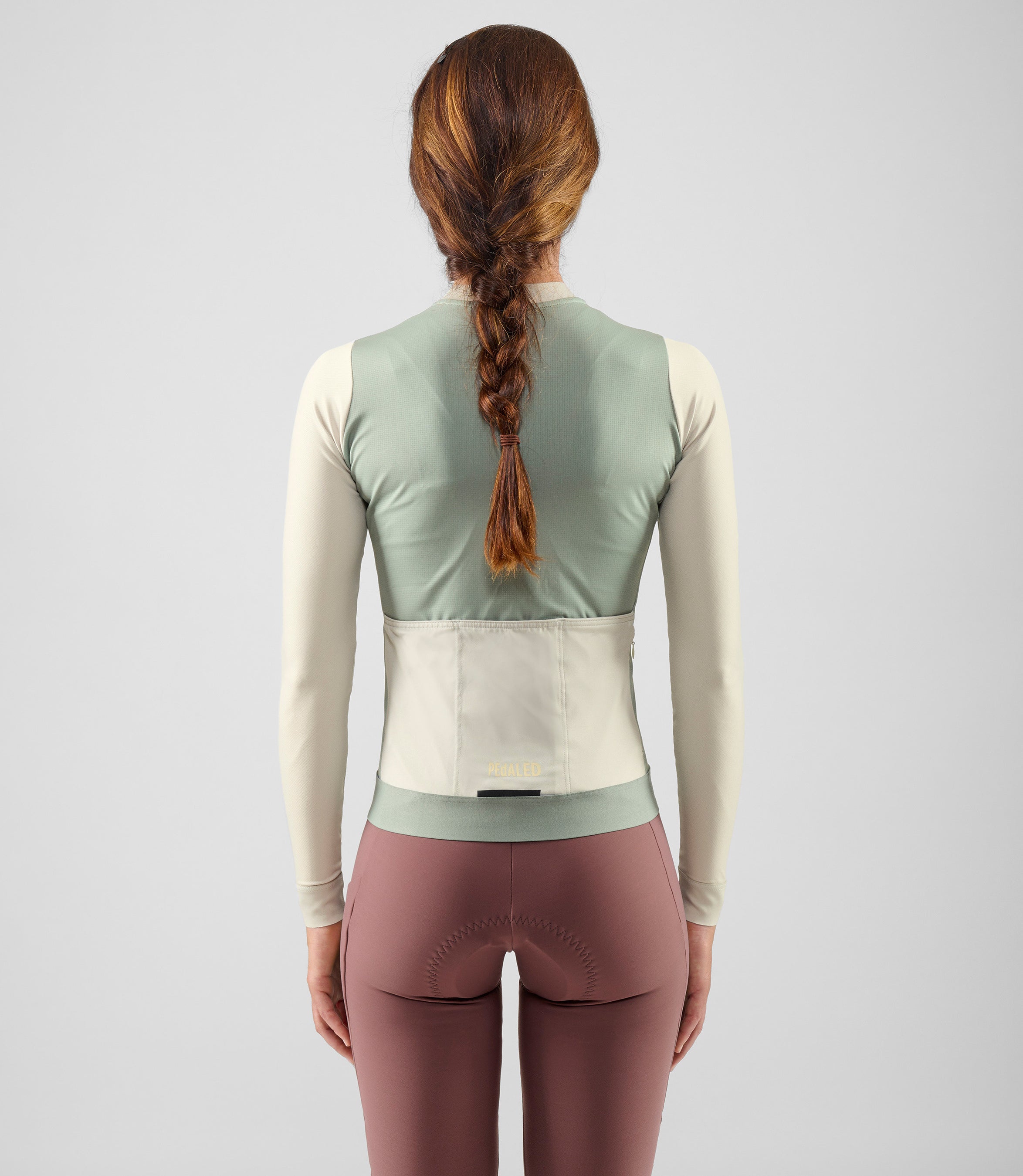 W5WTJEL08PE_4_women cycling training jersey long sleeve light blue element total body back pedaled